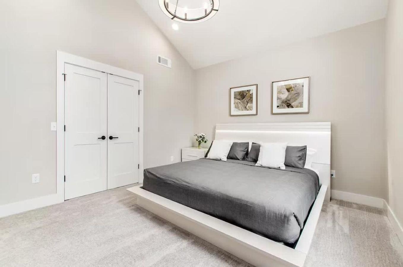 Jungle House Columbus Sleep 16 Downtown Ohio Free Parking - Near Convention Center & Nationwide Arena - 3BR Short North Luxury Home - Over 5,800 Five Star 