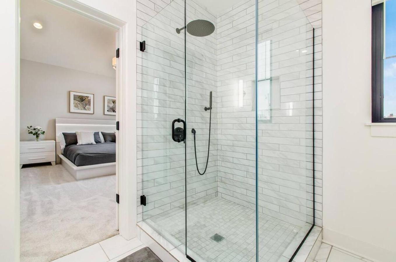 Jungle House Columbus Sleep 16 Downtown Ohio Free Parking - Near Convention Center & Nationwide Arena - 3BR Short North Luxury Home - Over 5,800 Five Star 