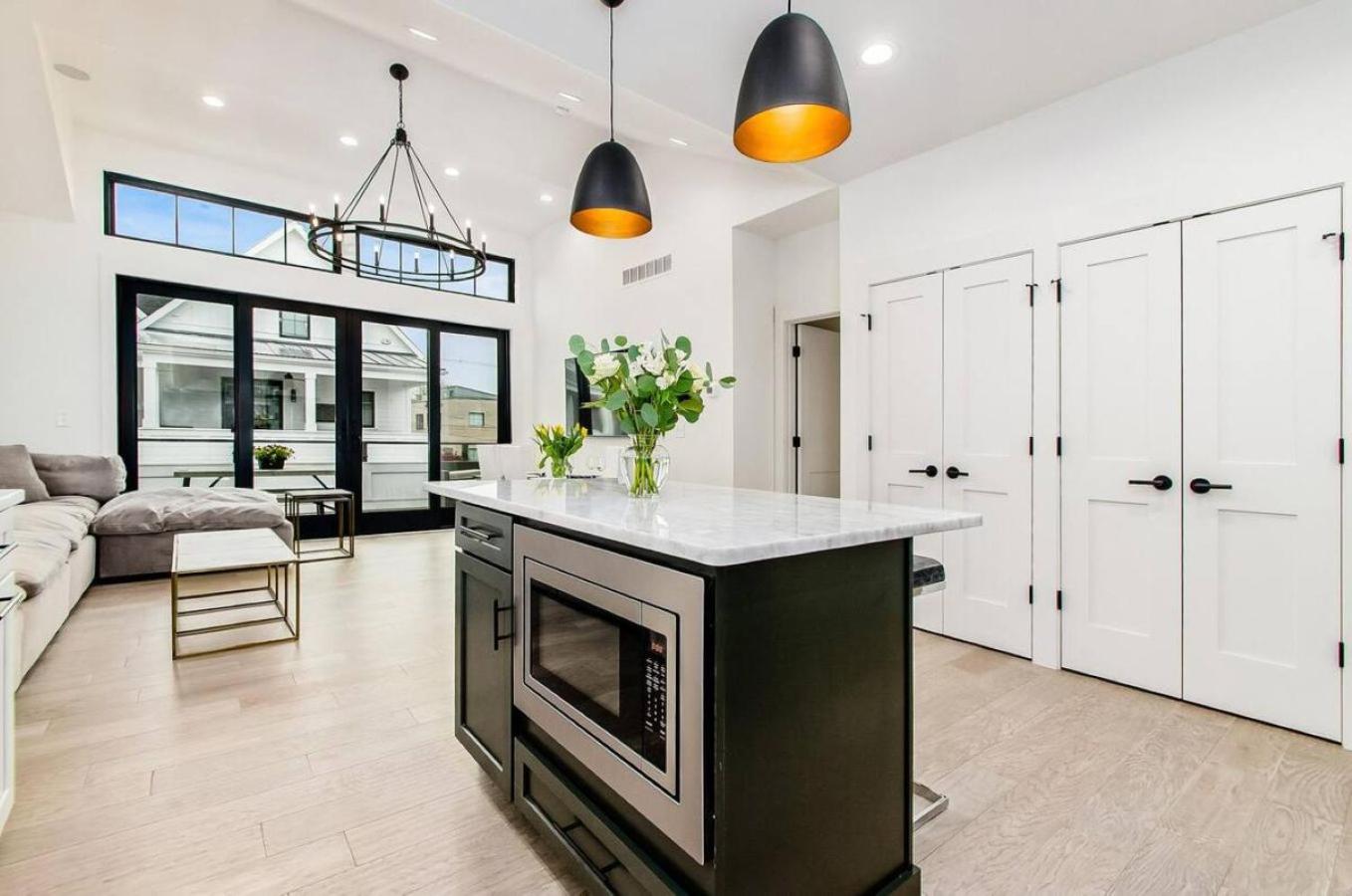 Jungle House Columbus Sleep 16 Downtown Ohio Free Parking - Near Convention Center & Nationwide Arena - 3BR Short North Luxury Home - Over 5,800 Five Star 