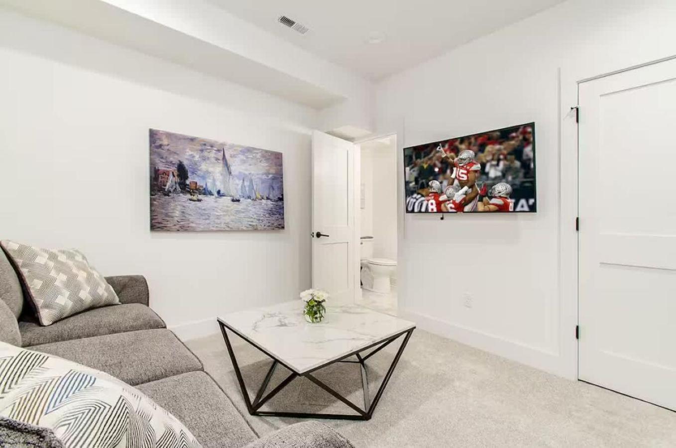 Jungle House Columbus Sleep 16 Downtown Ohio Free Parking - Near Convention Center & Nationwide Arena - 3BR Short North Luxury Home - Over 5,800 Five Star 