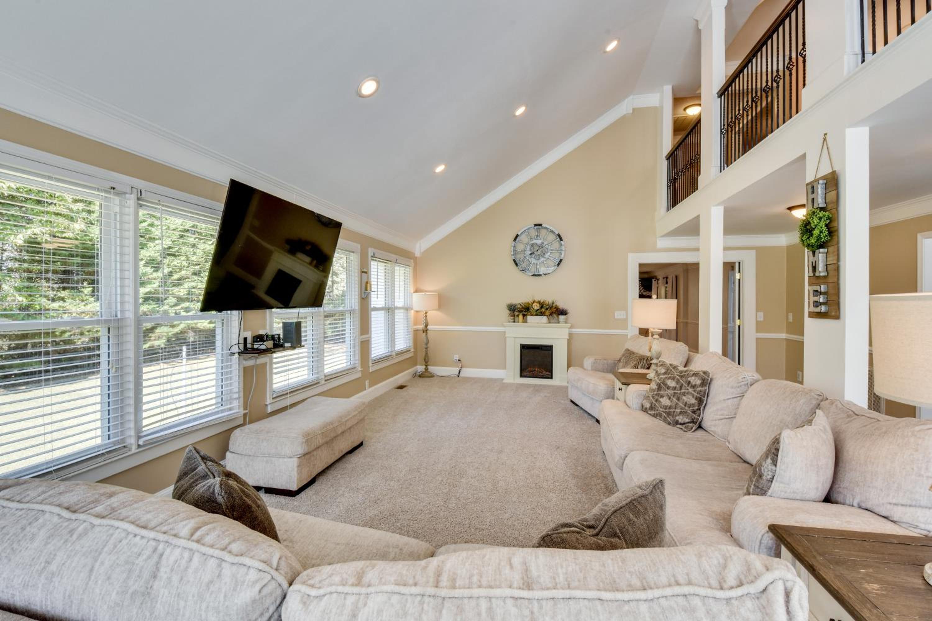 6 Mi to Dtwn Anderson Grand Family Home with Yard!