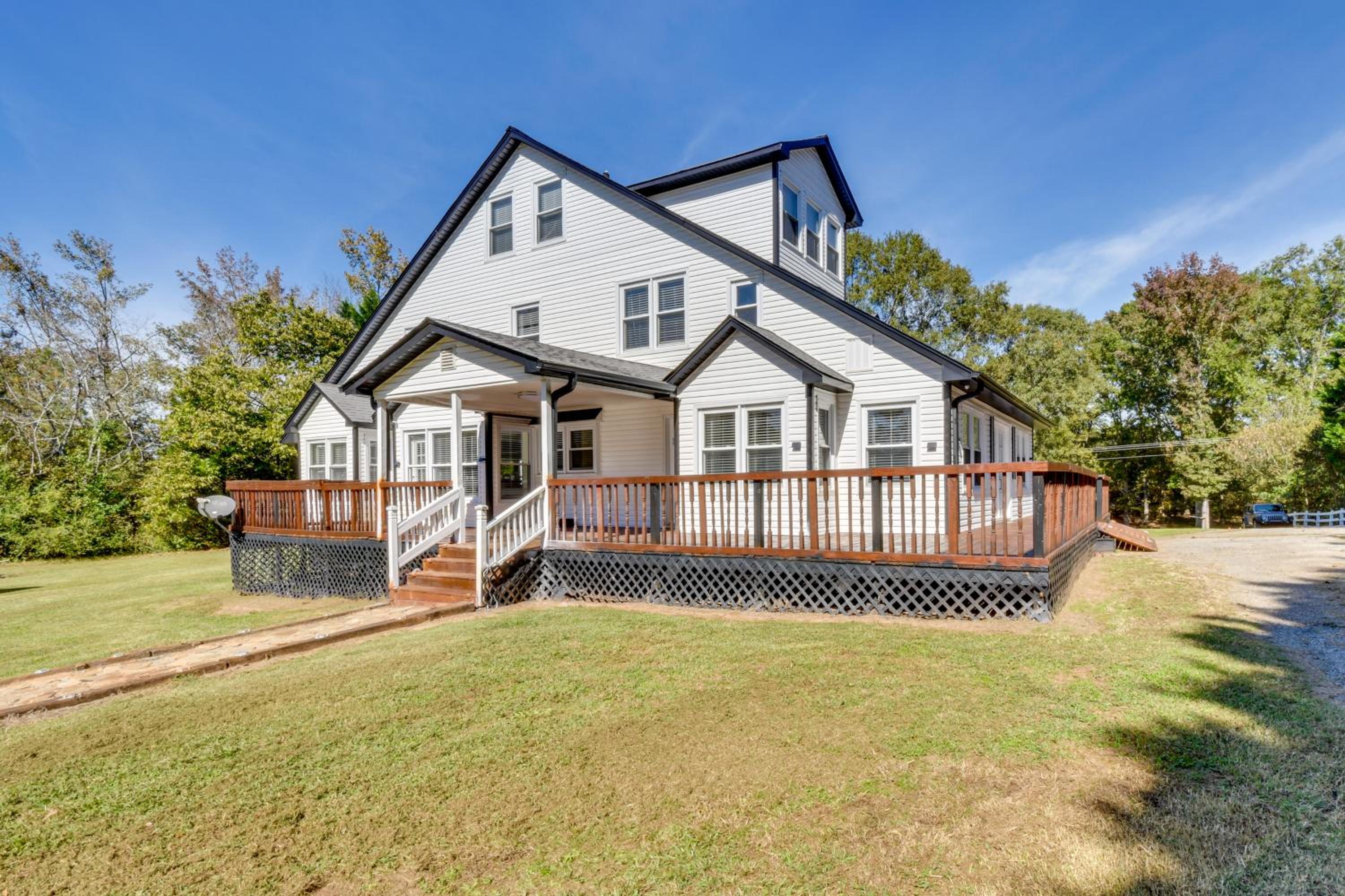 6 Mi to Dtwn Anderson Grand Family Home with Yard!