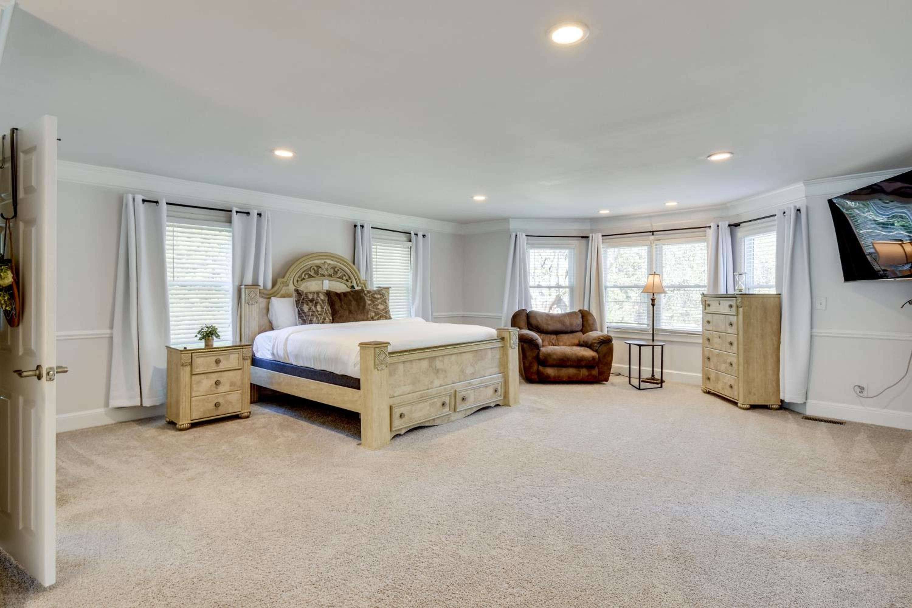 6 Mi to Dtwn Anderson Grand Family Home with Yard!