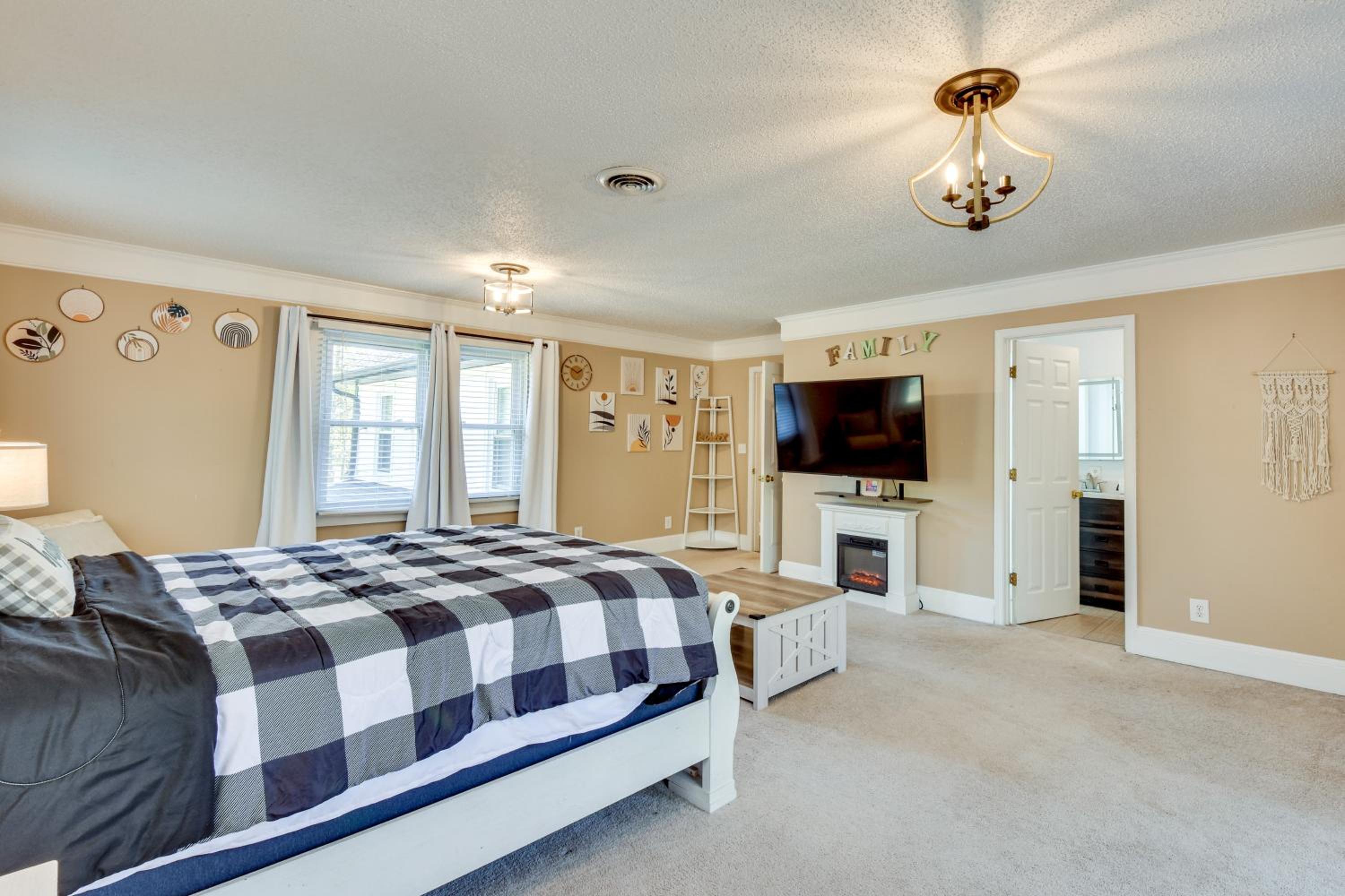 6 Mi to Dtwn Anderson Grand Family Home with Yard!