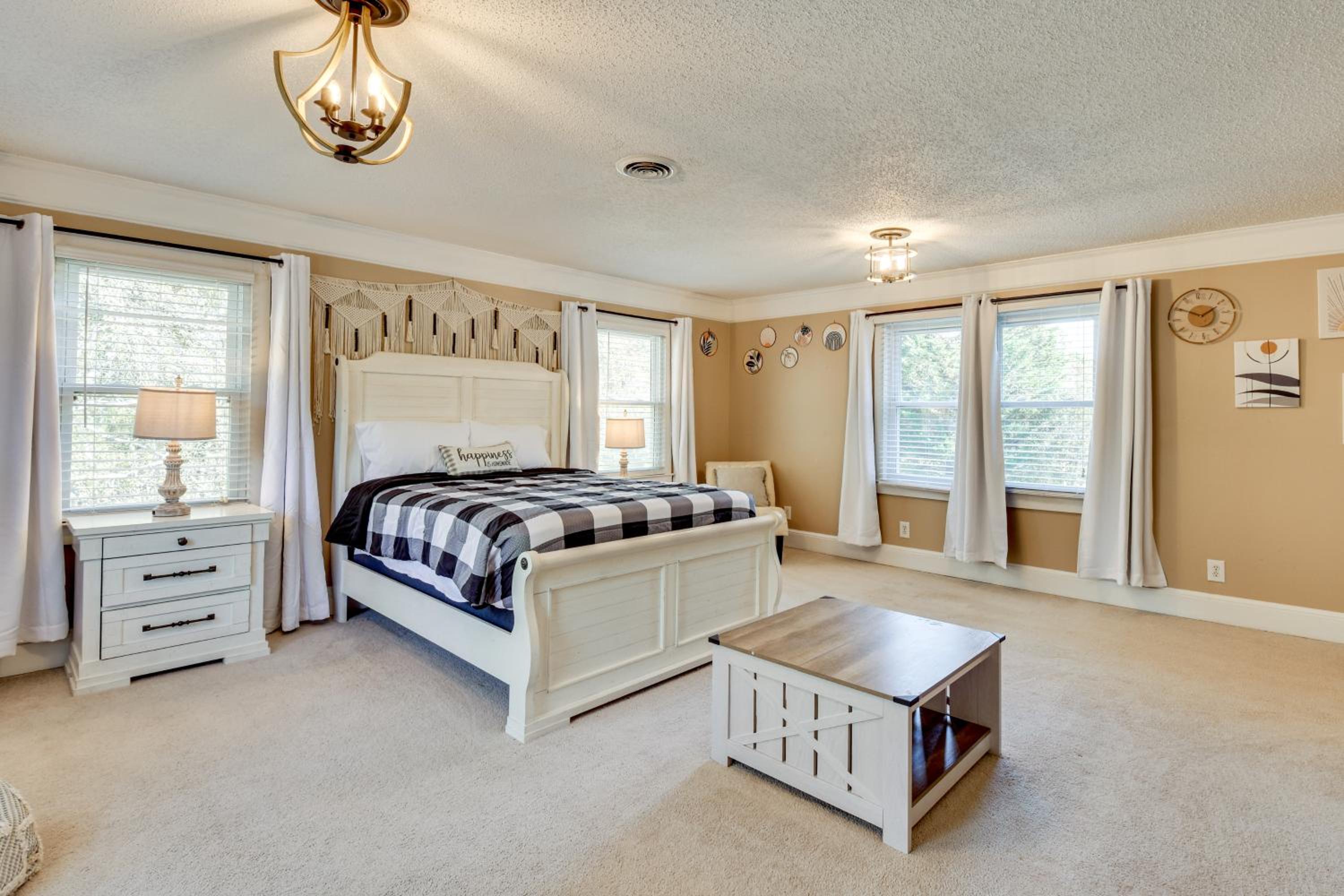 6 Mi to Dtwn Anderson Grand Family Home with Yard!