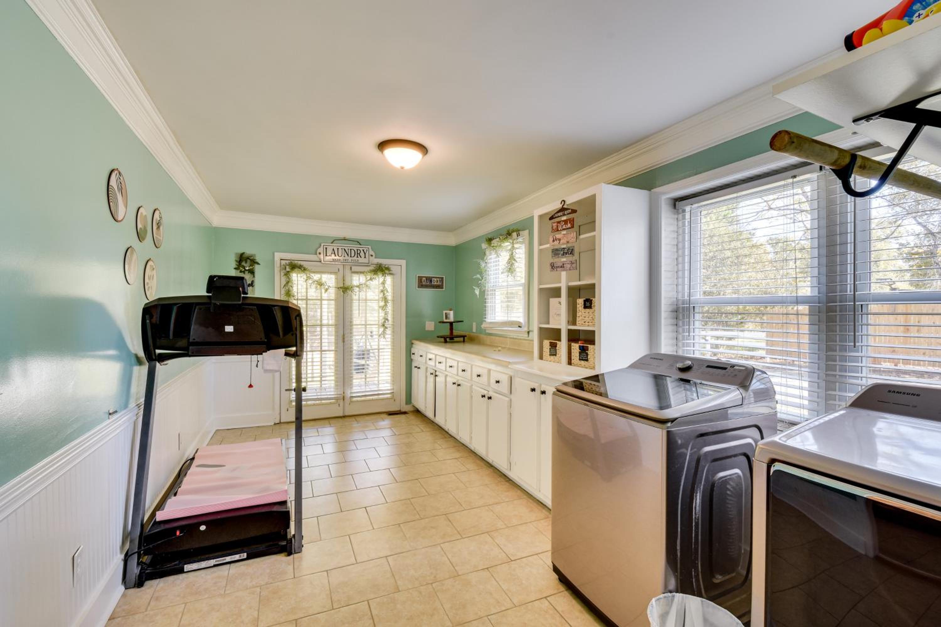 6 Mi to Dtwn Anderson Grand Family Home with Yard!