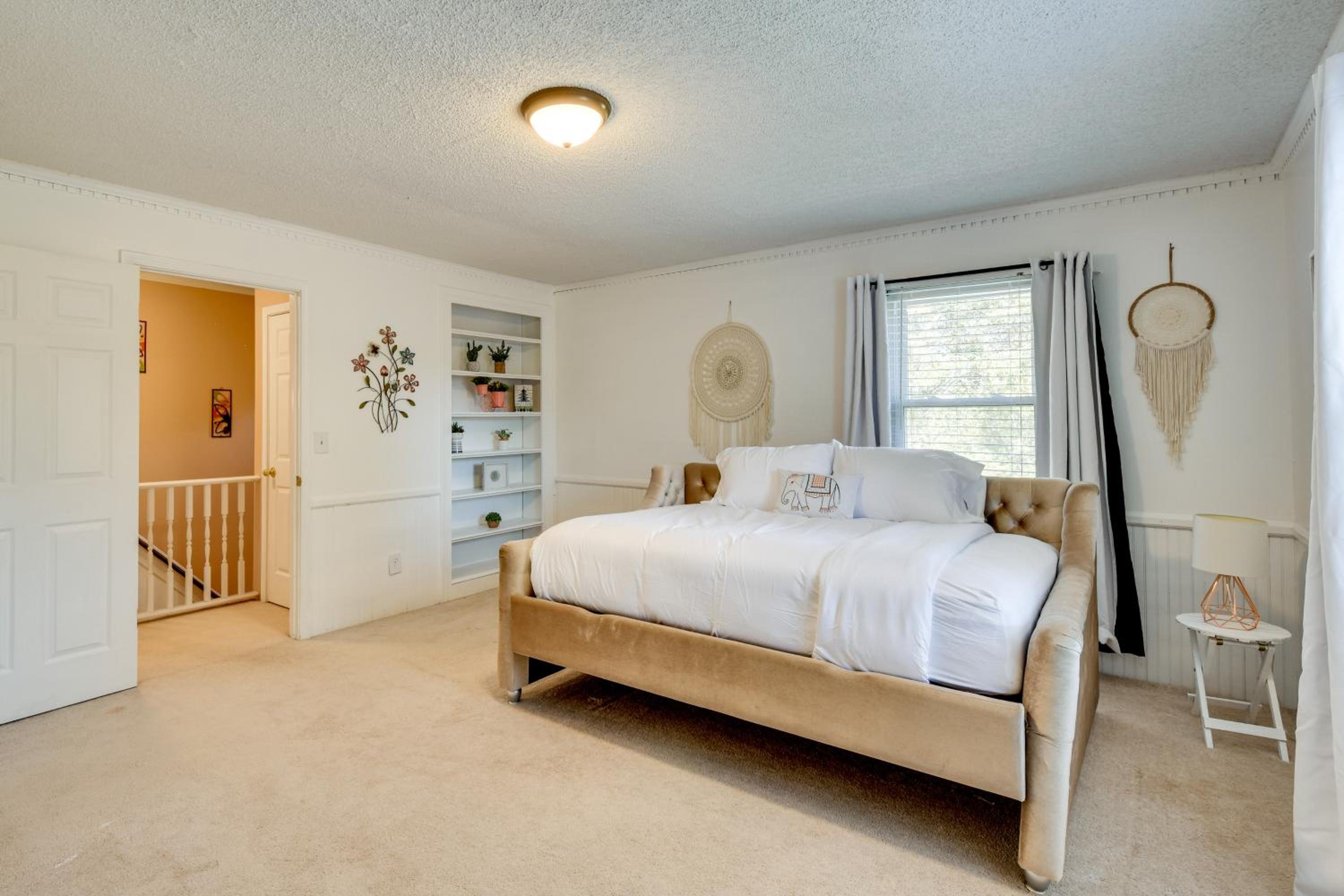6 Mi to Dtwn Anderson Grand Family Home with Yard!