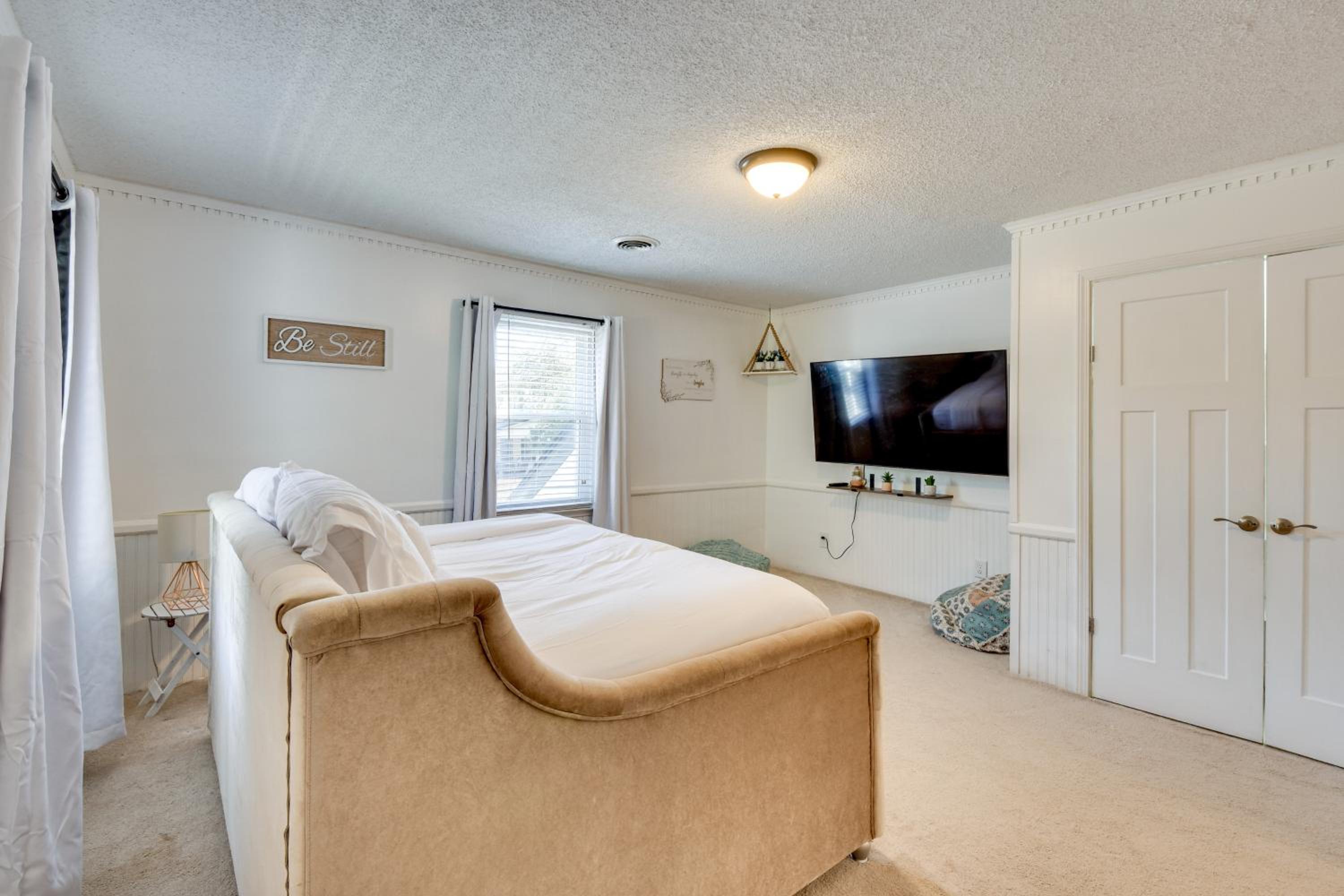 6 Mi to Dtwn Anderson Grand Family Home with Yard!