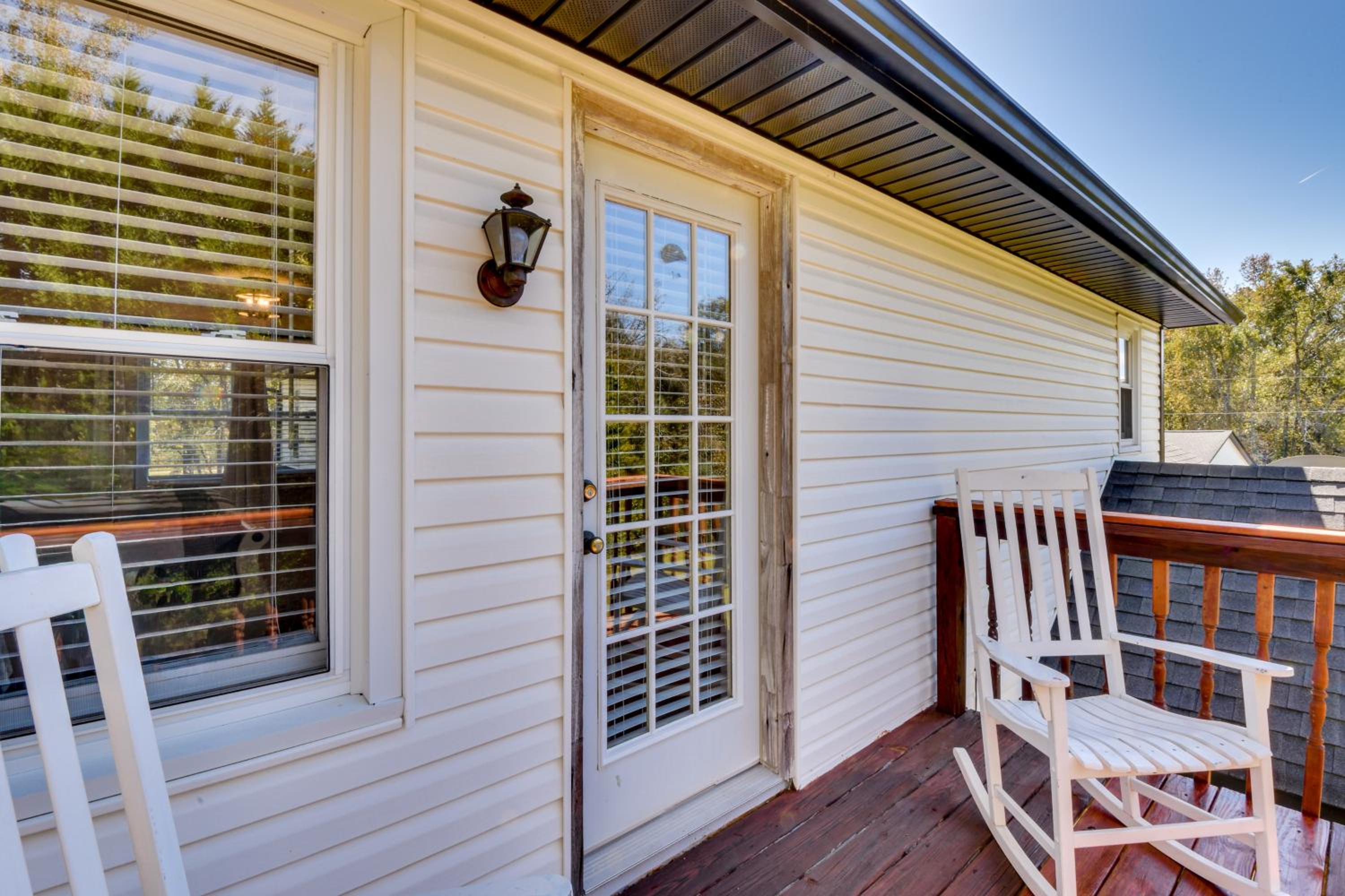 6 Mi to Dtwn Anderson Grand Family Home with Yard!