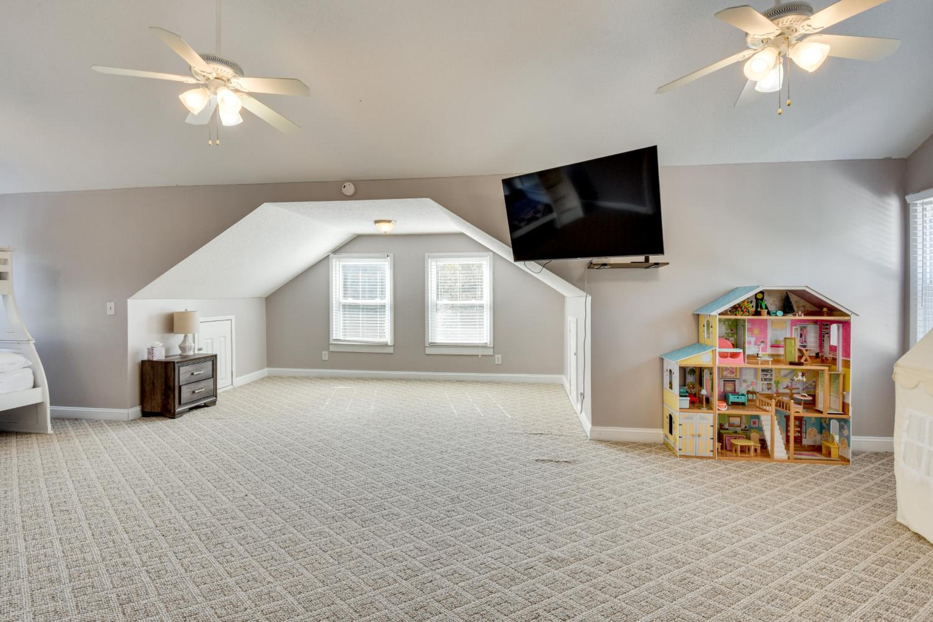 6 Mi to Dtwn Anderson Grand Family Home with Yard!