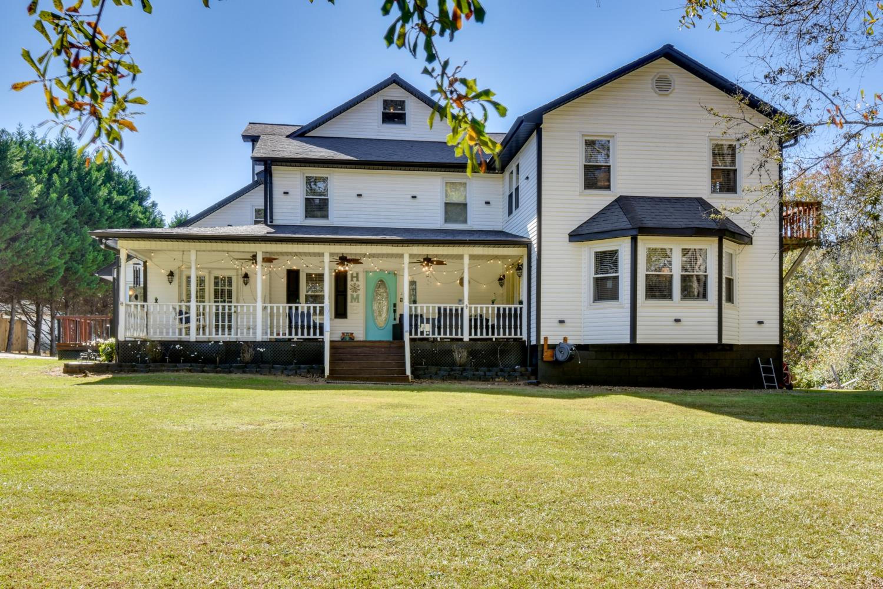 6 Mi to Dtwn Anderson Grand Family Home with Yard!