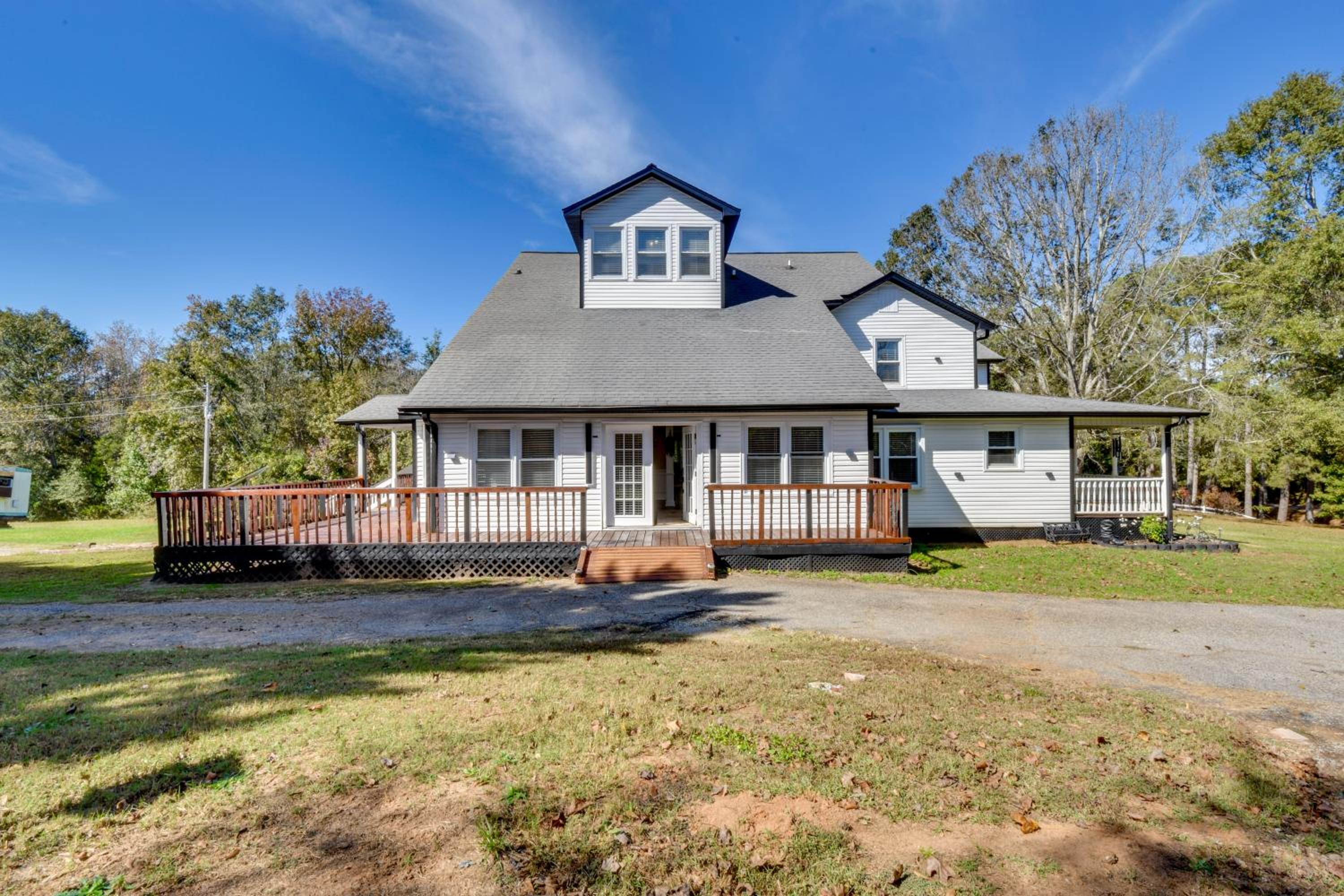 6 Mi to Dtwn Anderson Grand Family Home with Yard!