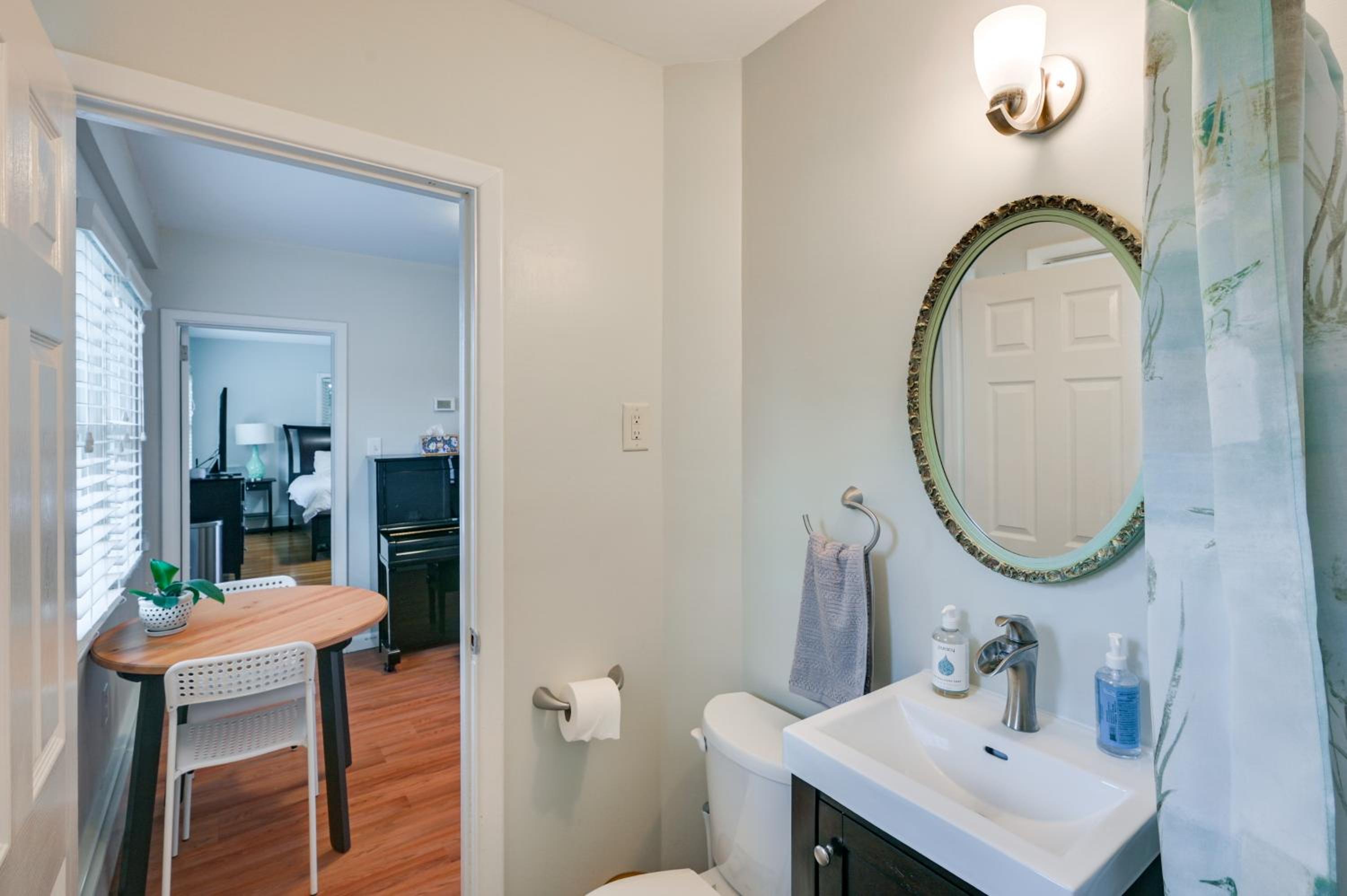Train to Boston! Cozy Apartment in Winchester