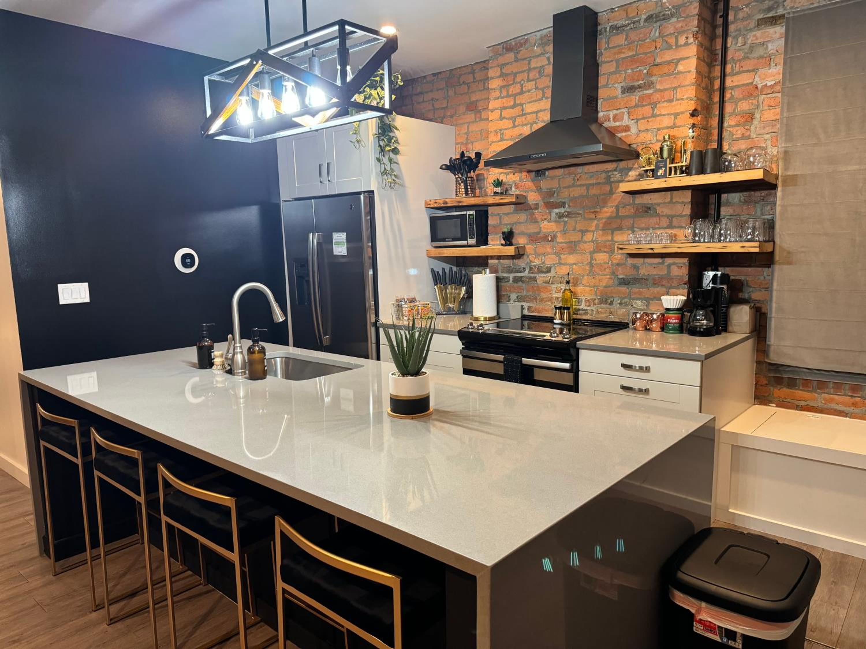 Jungle House Columbus Short North Downtown Free Parking - Walk to Convention Center & Nationwide Arena - 4BR Luxury Home - Sleeps 16 - Over 5,800 Five Star