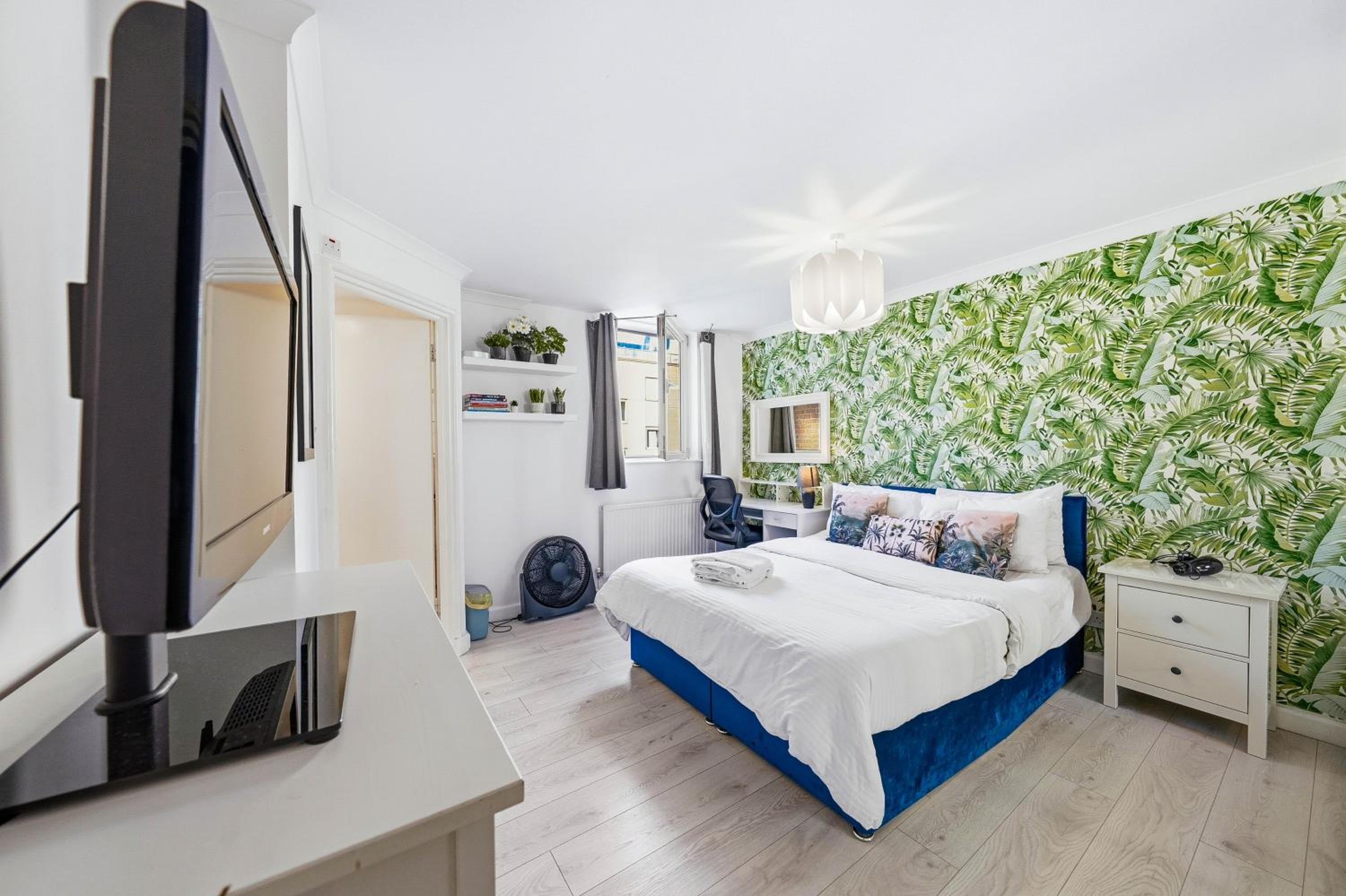 London Central 2 Bathroom Flat with Parking & Balcony