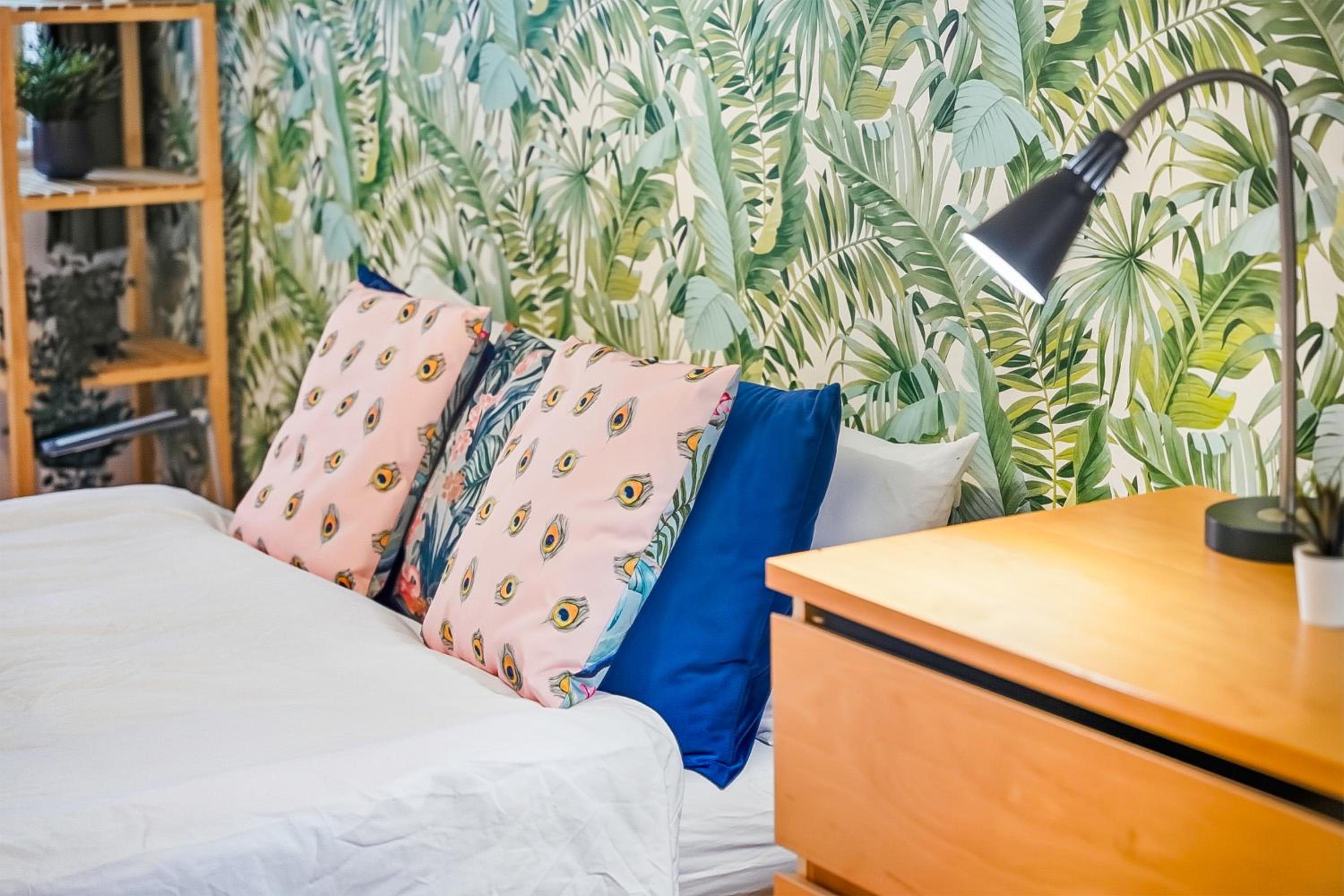 London Central 2 Bathroom Flat with Parking & Balcony