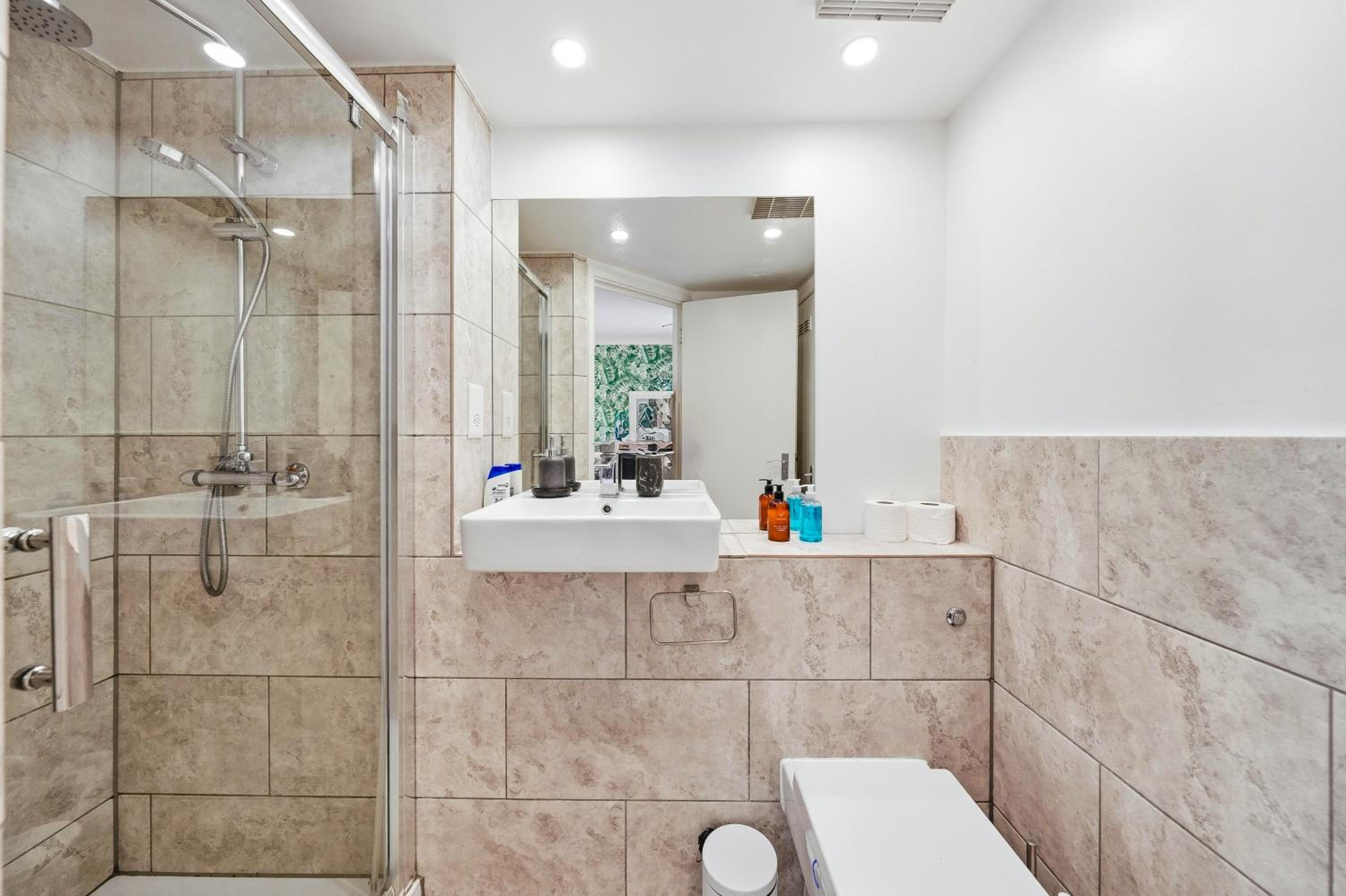 London Central 2 Bathroom Flat with Parking & Balcony