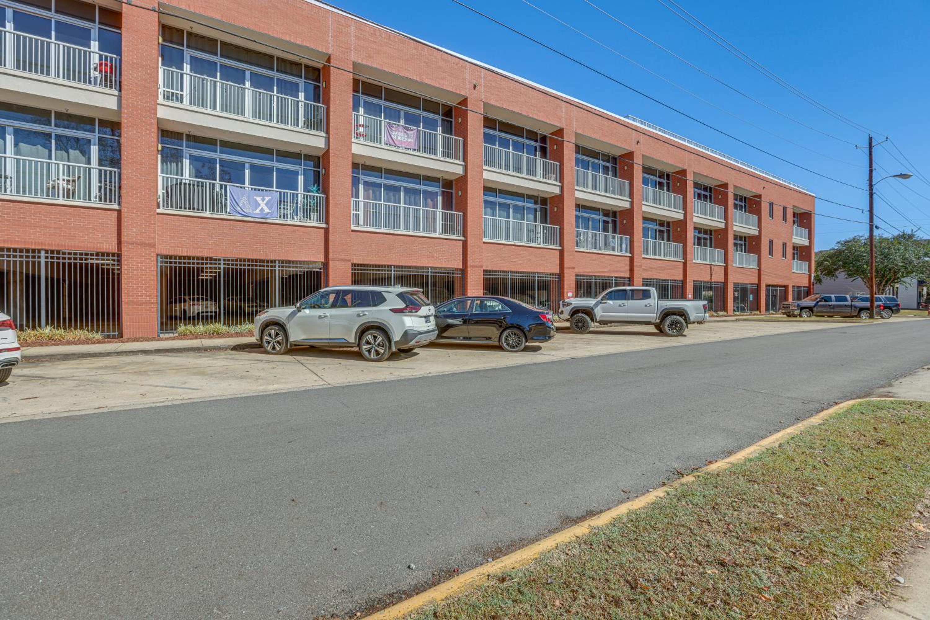 Walk to UA Campus Apt with Secure Parking!