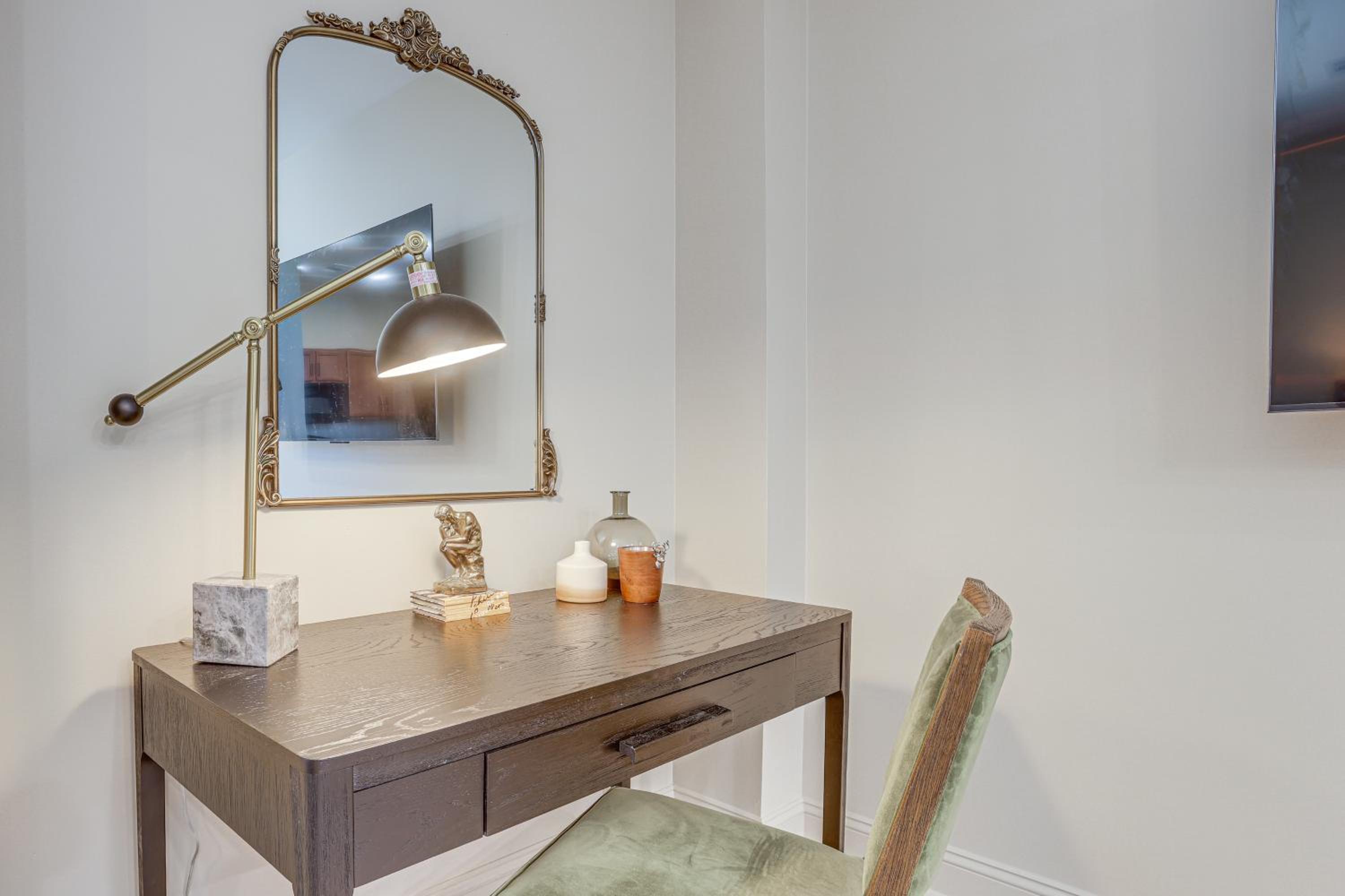 Walk to UA Campus Apt with Secure Parking!