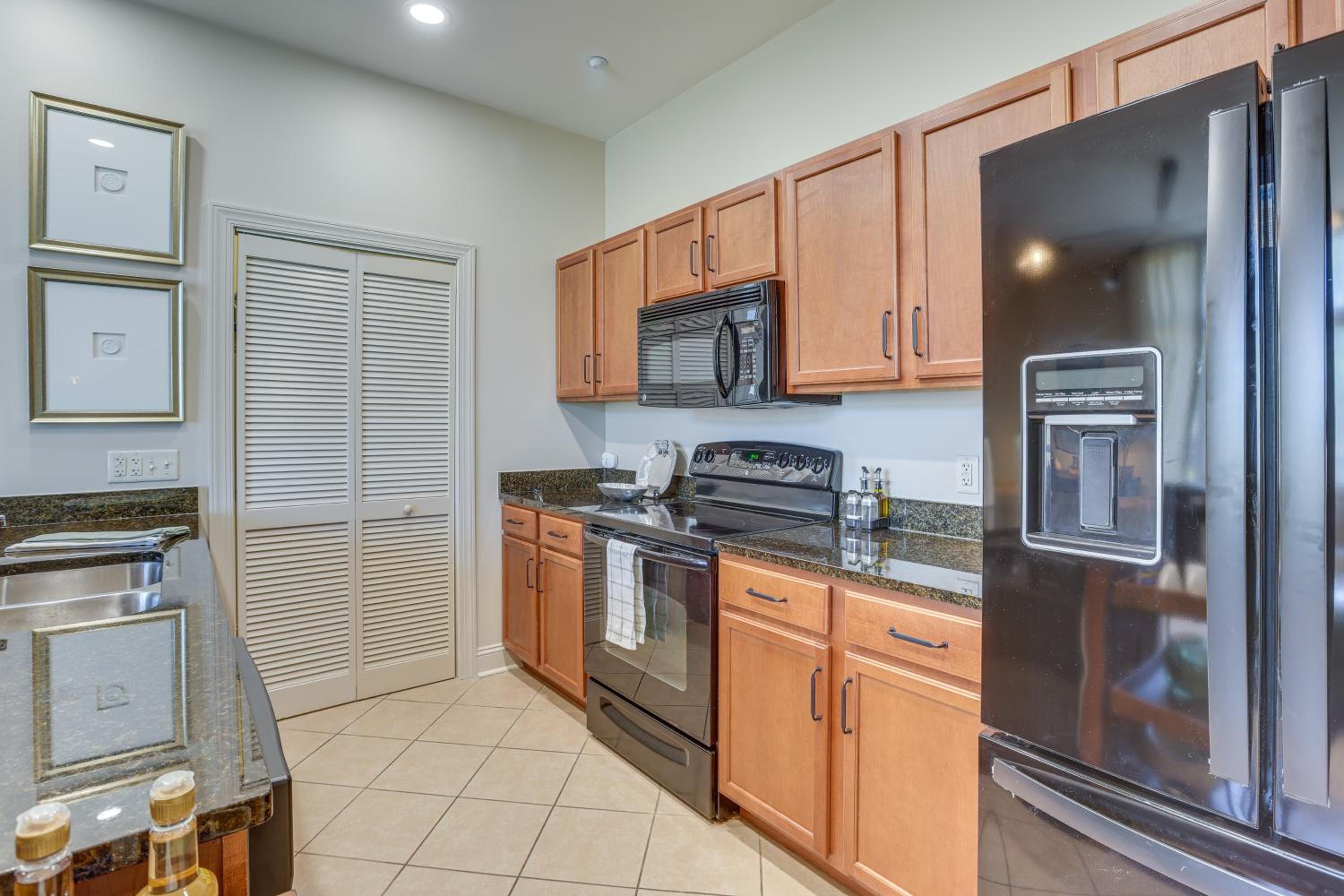 Walk to UA Campus Apt with Secure Parking!