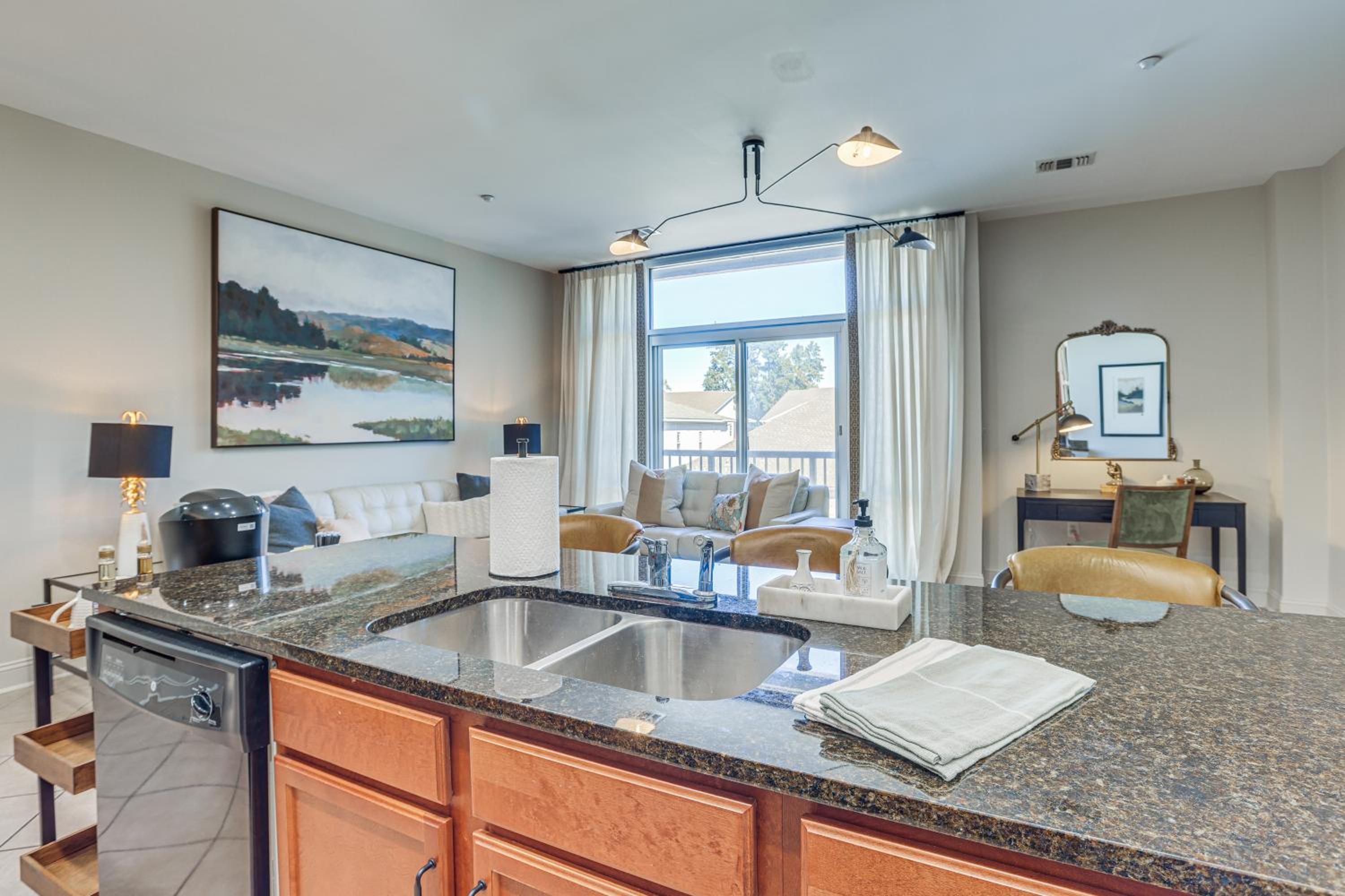 Walk to UA Campus Apt with Secure Parking!