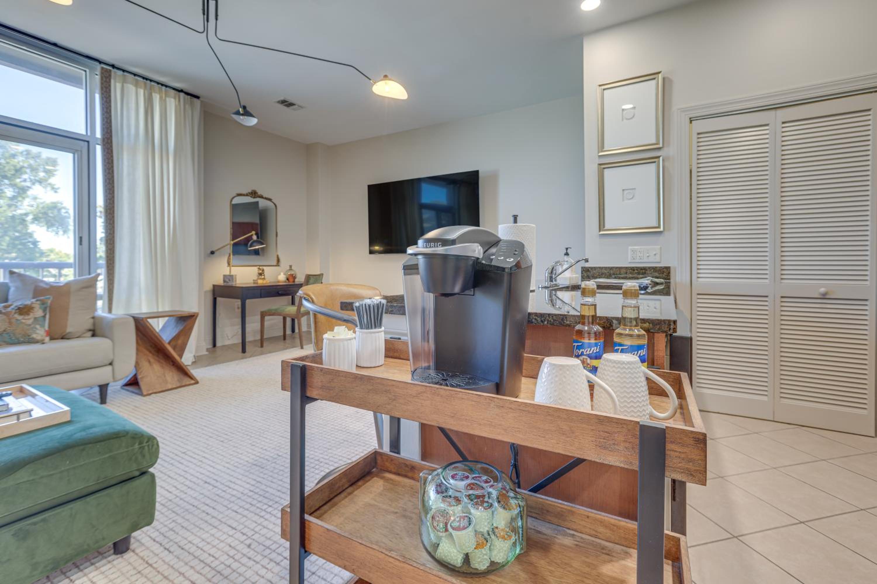 Walk to UA Campus Apt with Secure Parking!