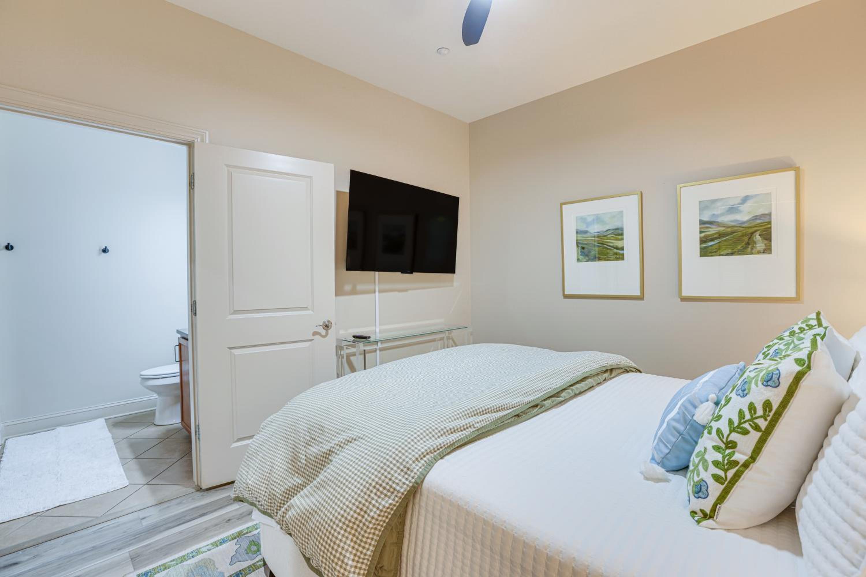Walk to UA Campus Apt with Secure Parking!