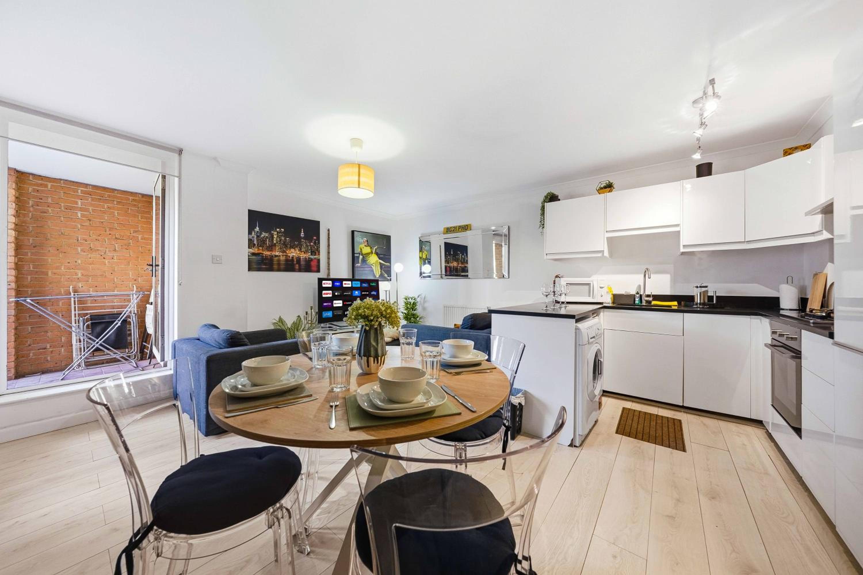London Central 2 Bathroom Flat with Parking & Balcony