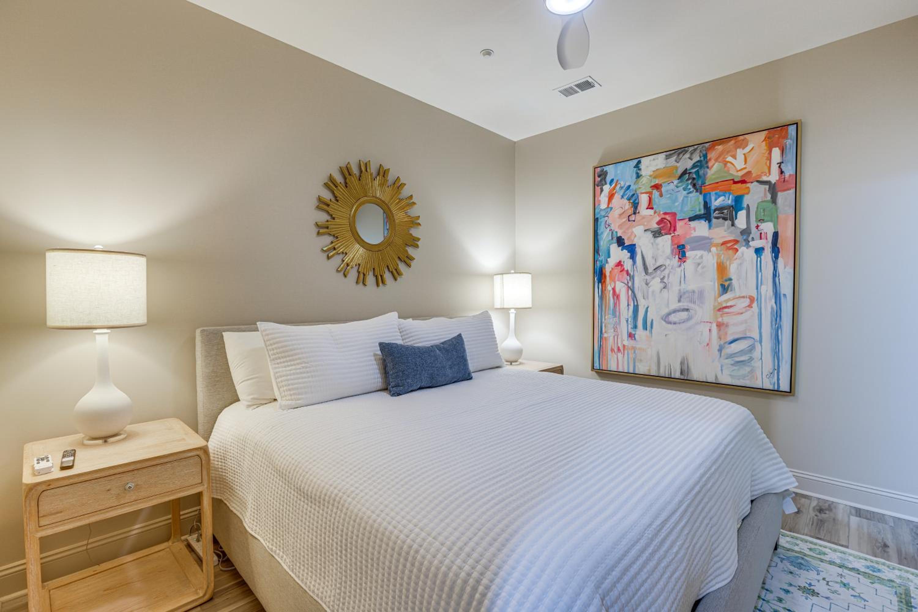 Walk to UA Campus Apt with Secure Parking!