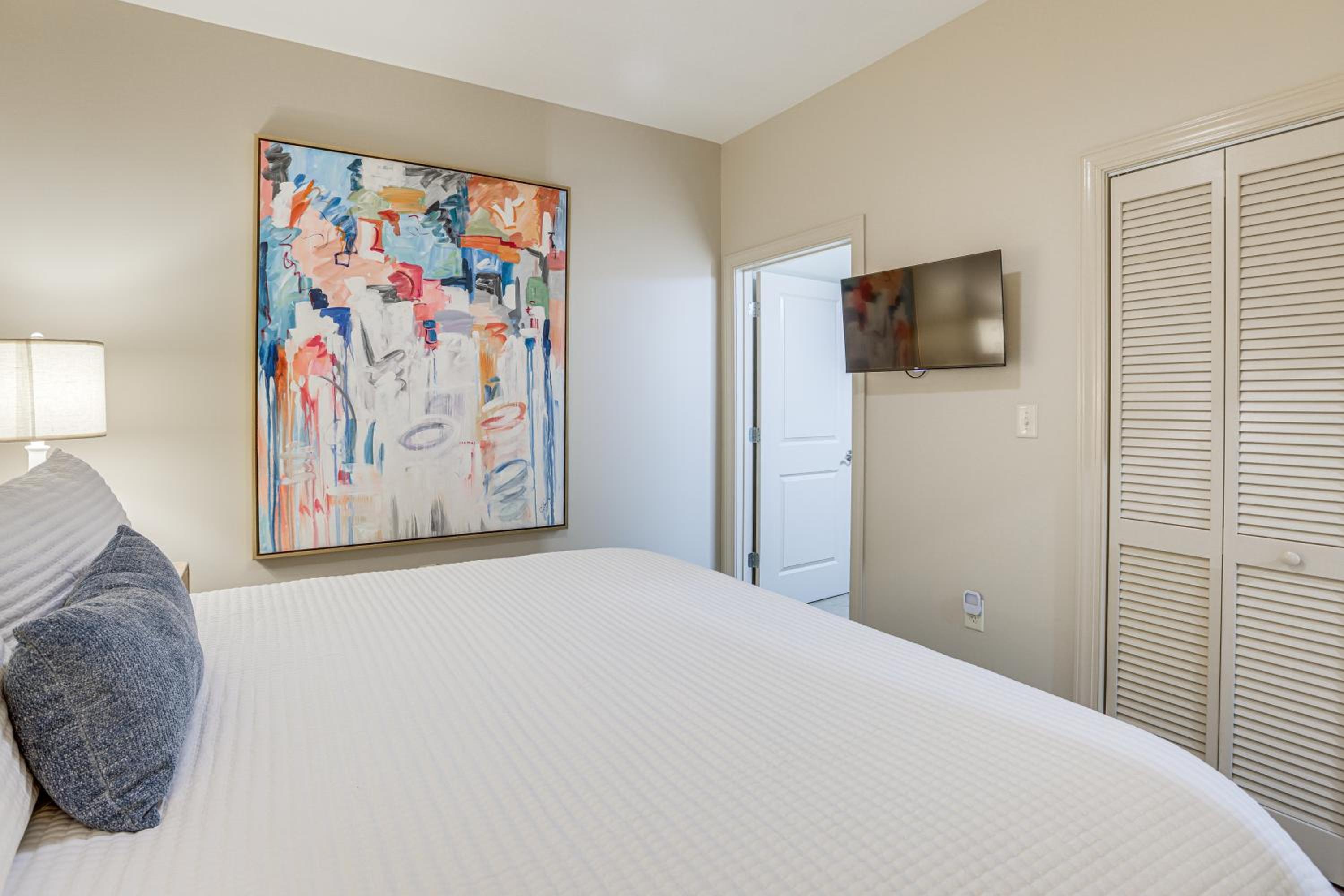 Walk to UA Campus Apt with Secure Parking!
