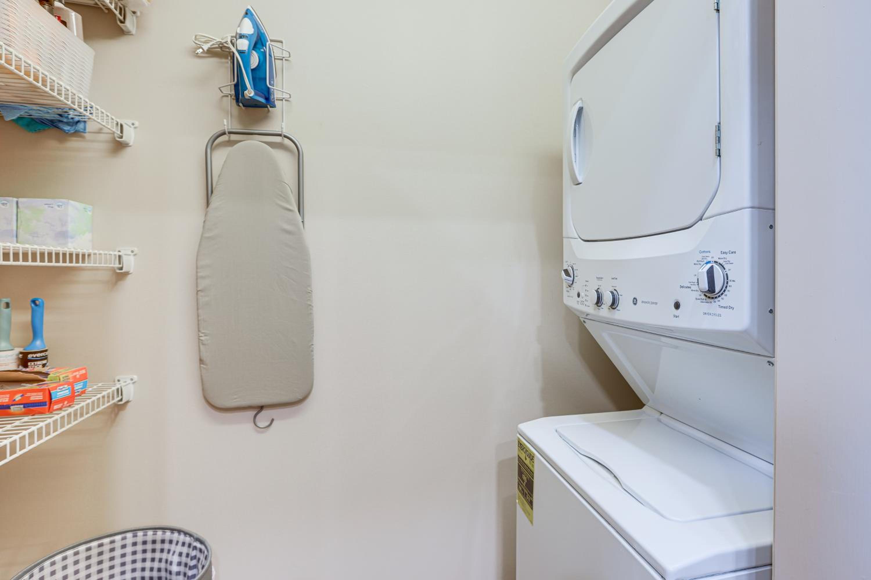 Walk to UA Campus Apt with Secure Parking!