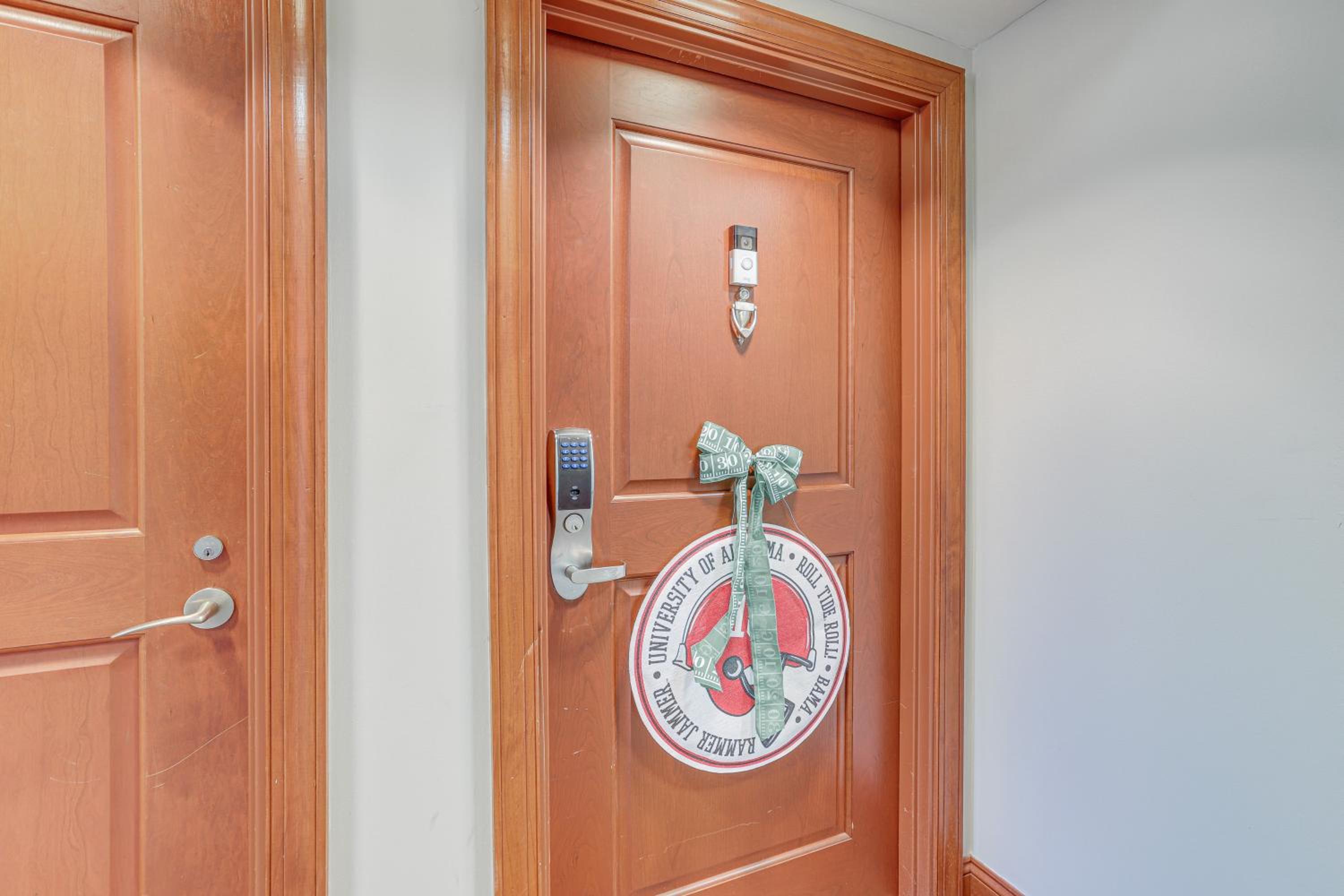 Walk to UA Campus Apt with Secure Parking!