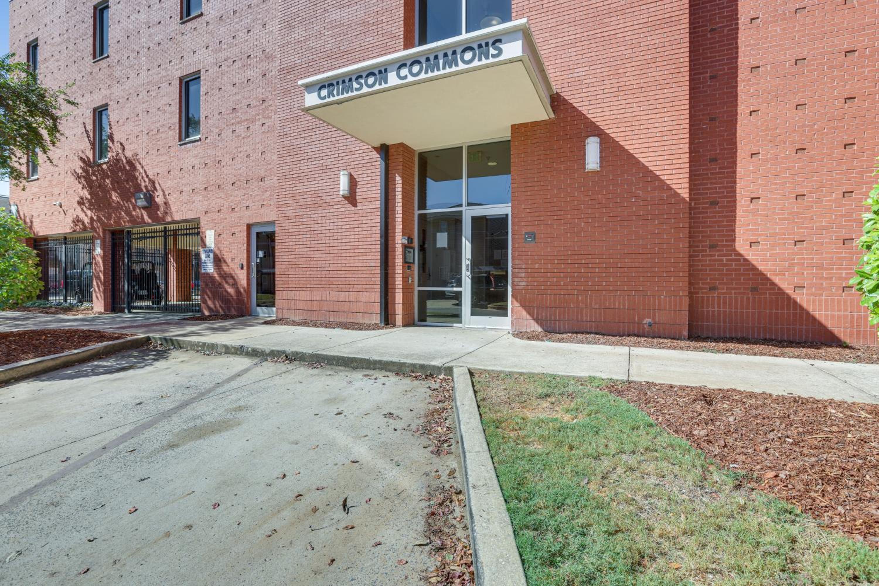 Walk to UA Campus Apt with Secure Parking!