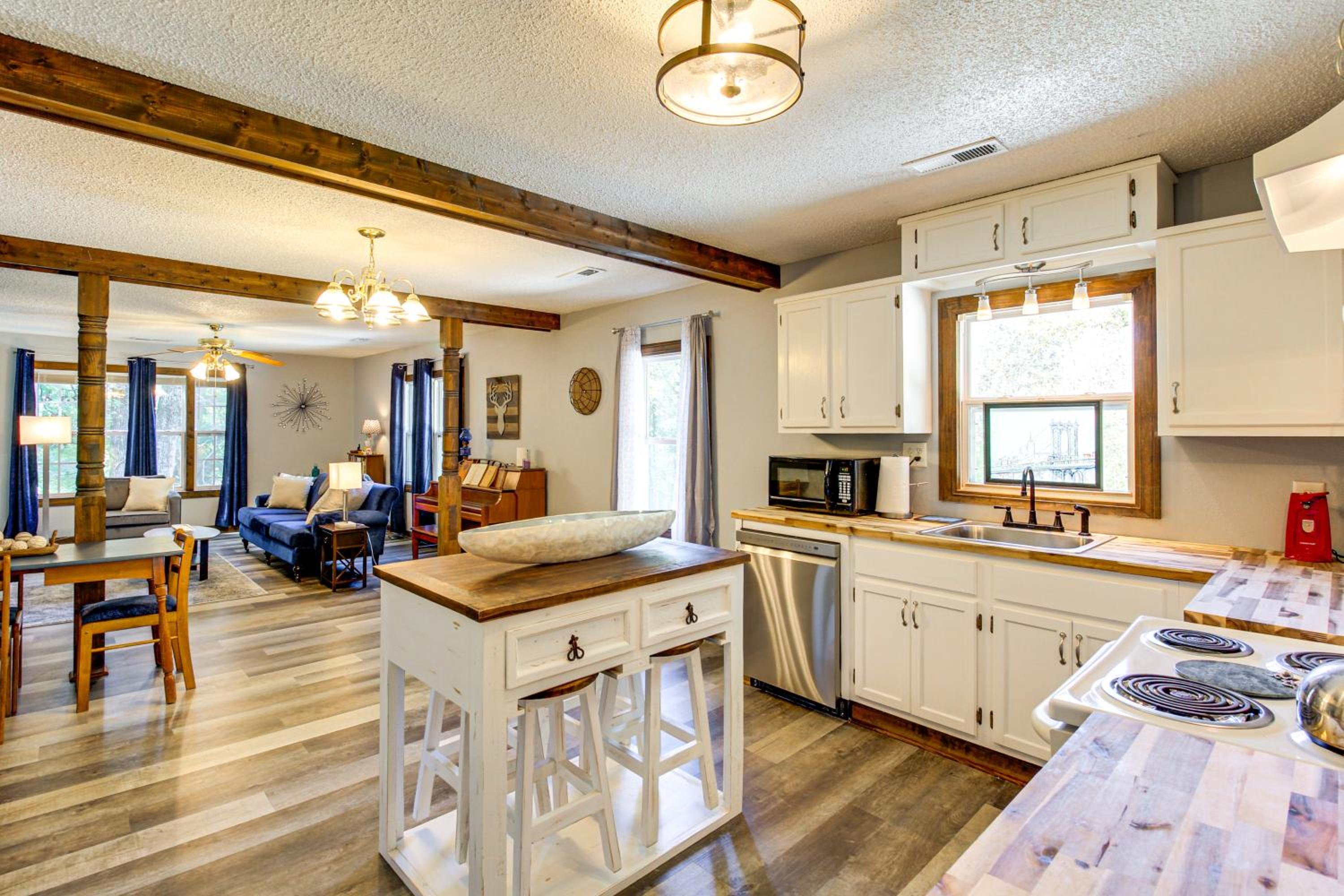 Lake Guntersville Hideaway! Home on Over 2 Acres