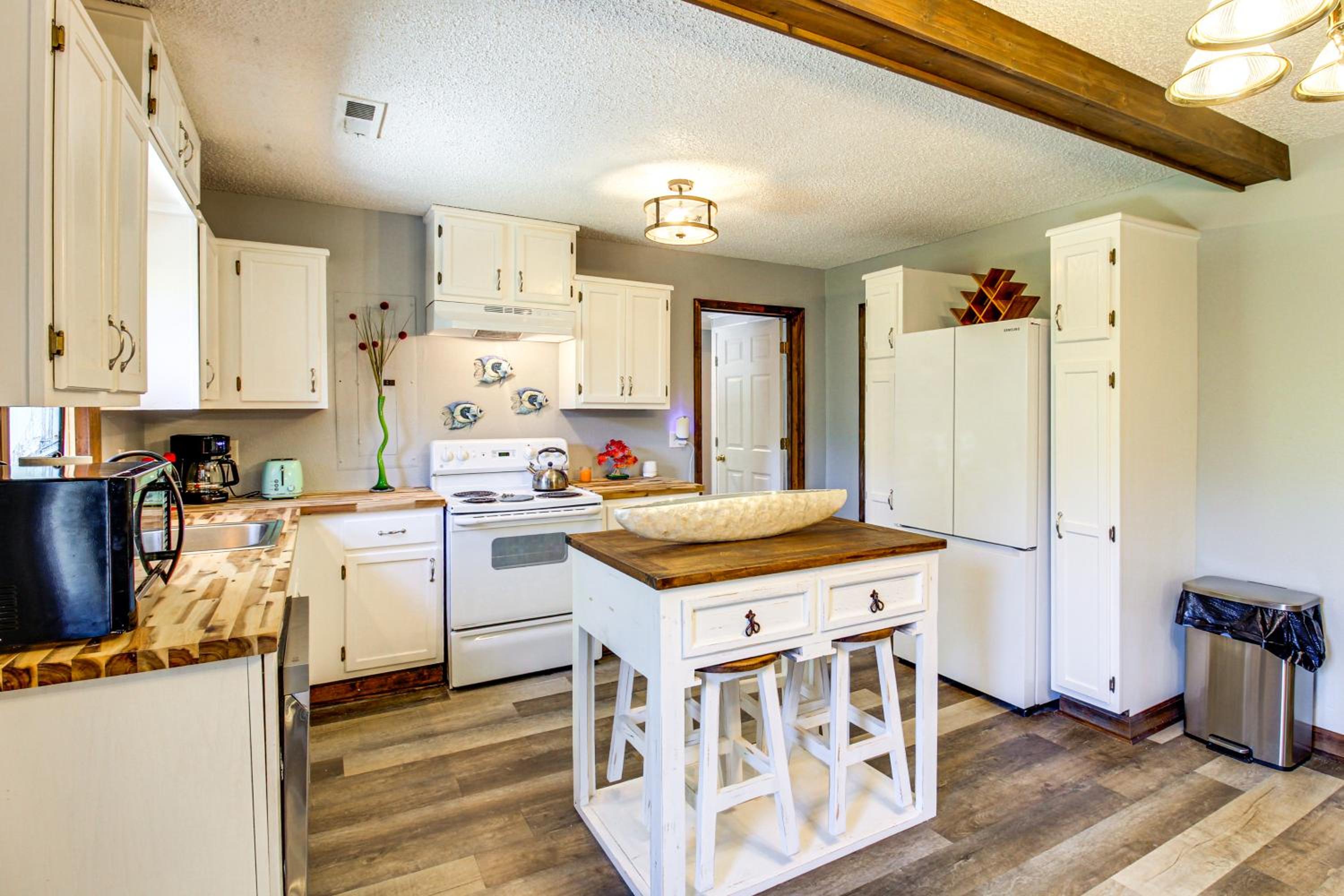 Lake Guntersville Hideaway! Home on Over 2 Acres
