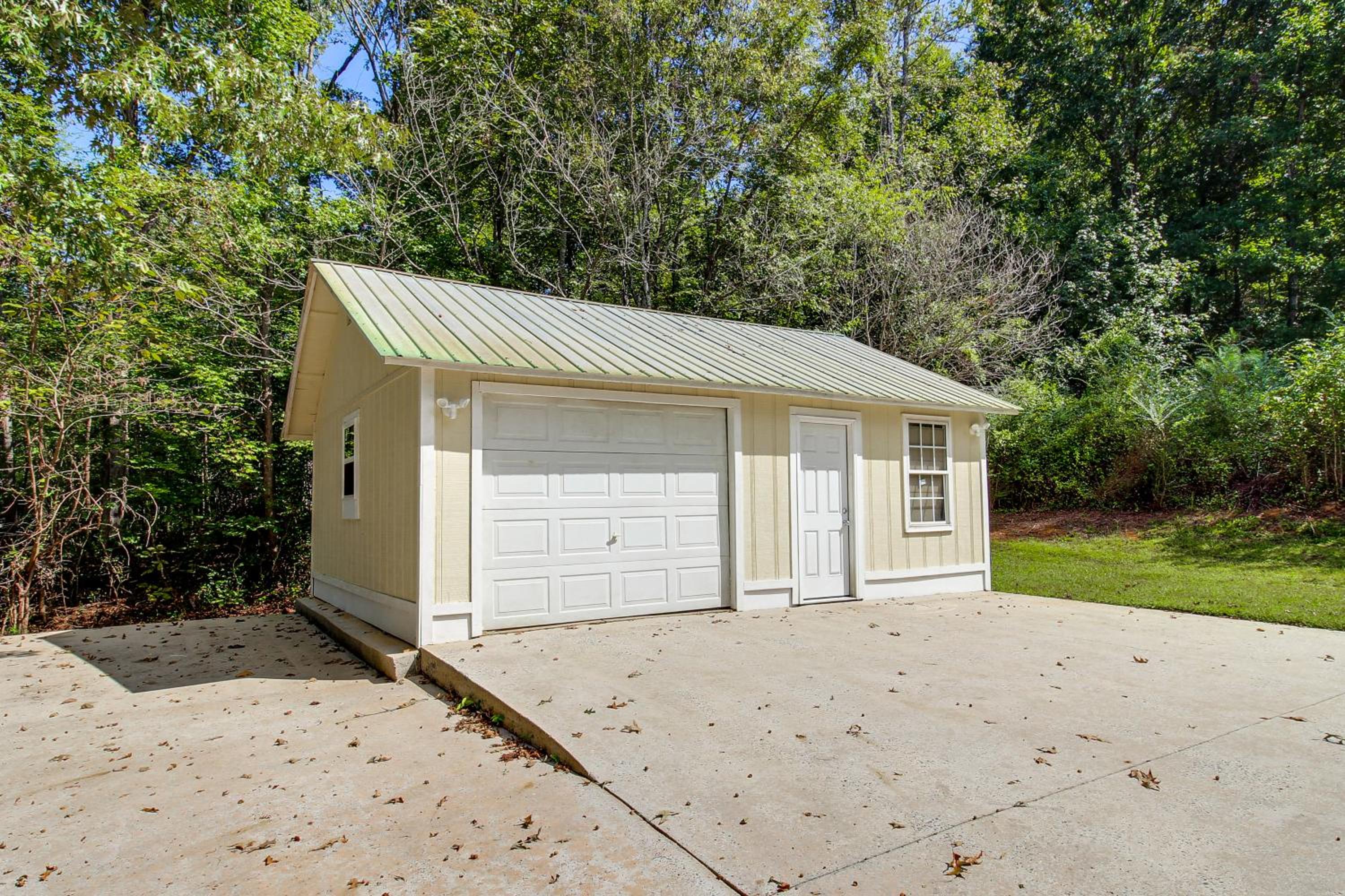 Lake Guntersville Hideaway! Home on Over 2 Acres
