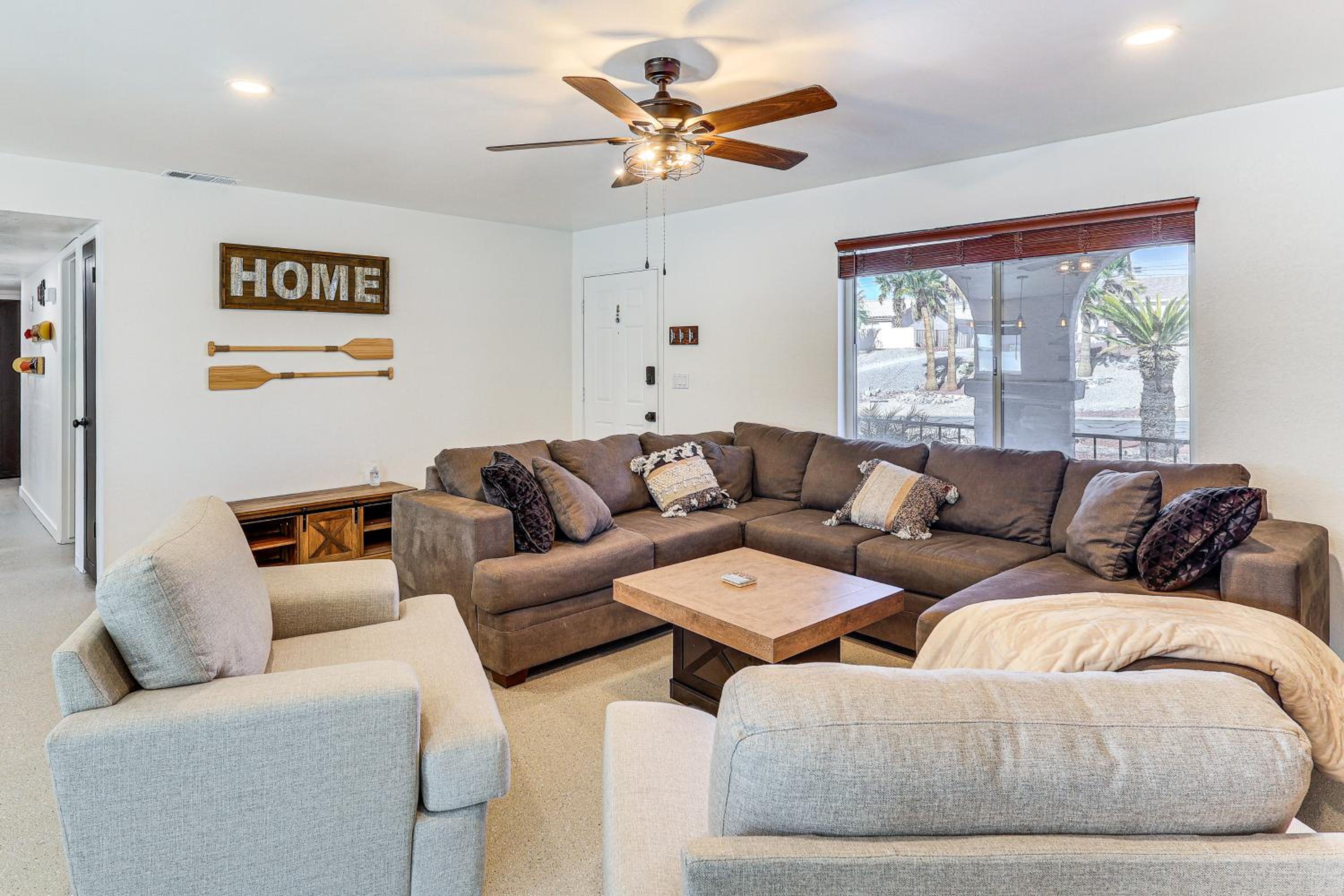 3 Mi to London Bridge Sleek Home with Outdoor Haven