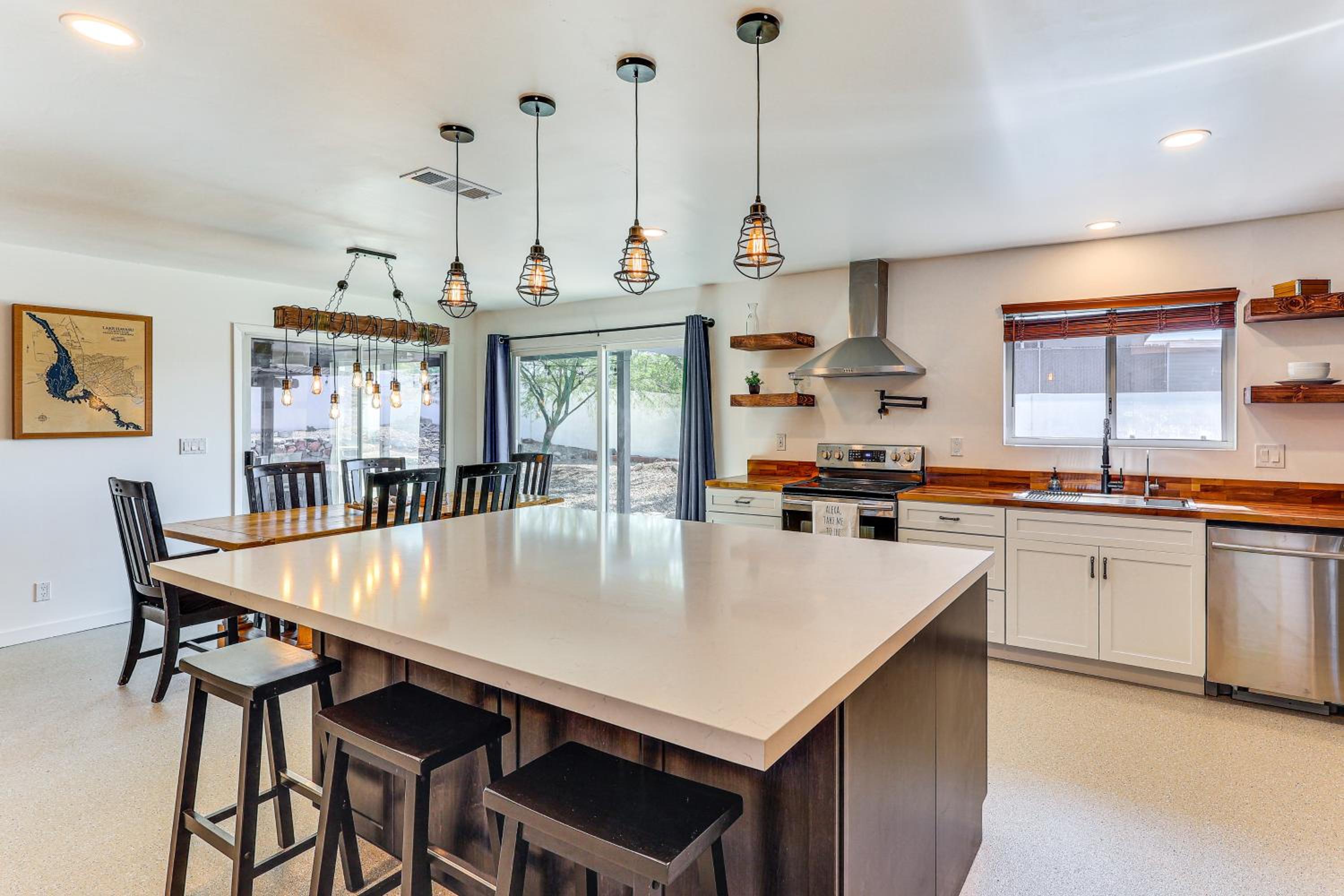 3 Mi to London Bridge Sleek Home with Outdoor Haven