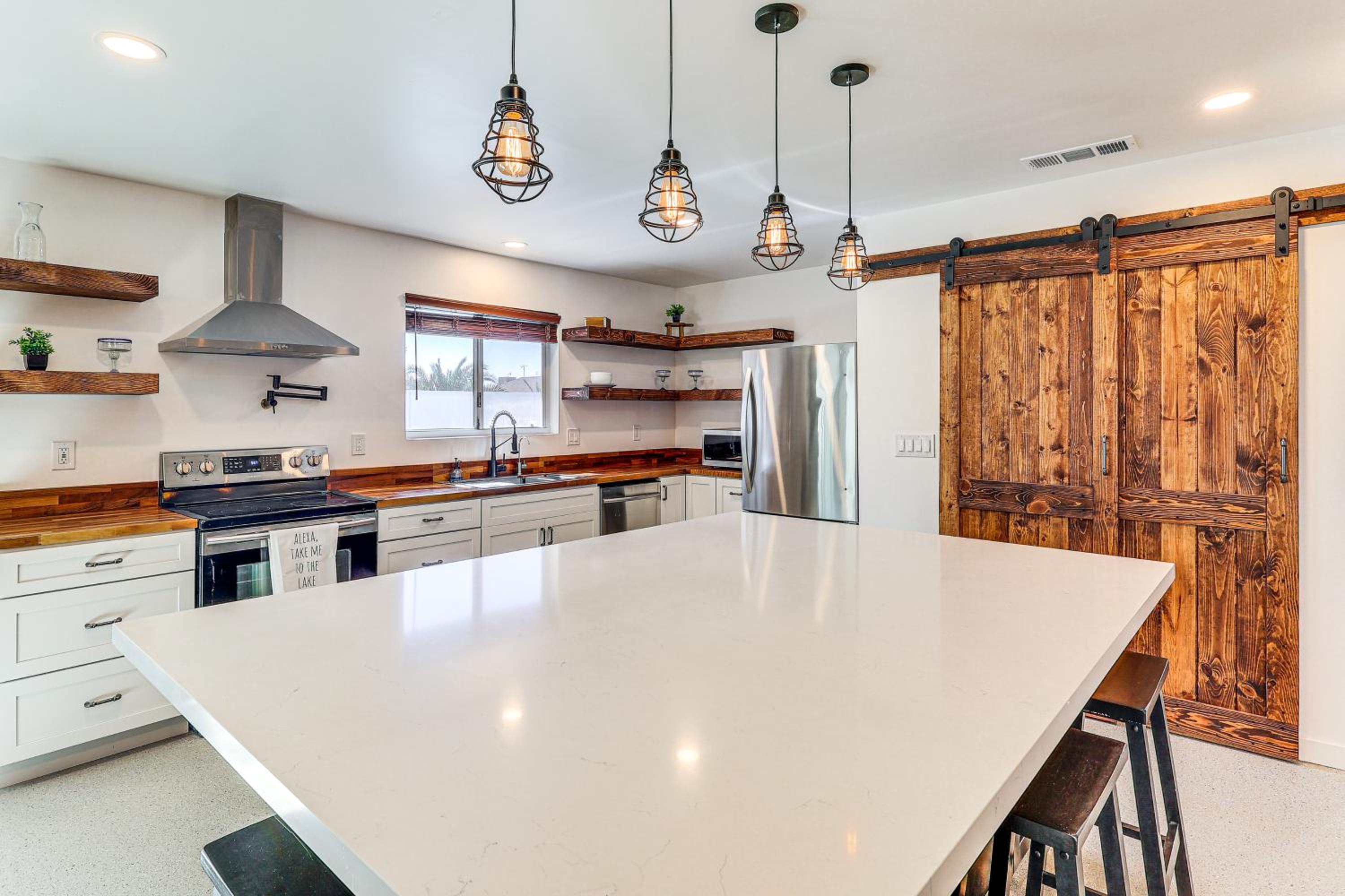 3 Mi to London Bridge Sleek Home with Outdoor Haven