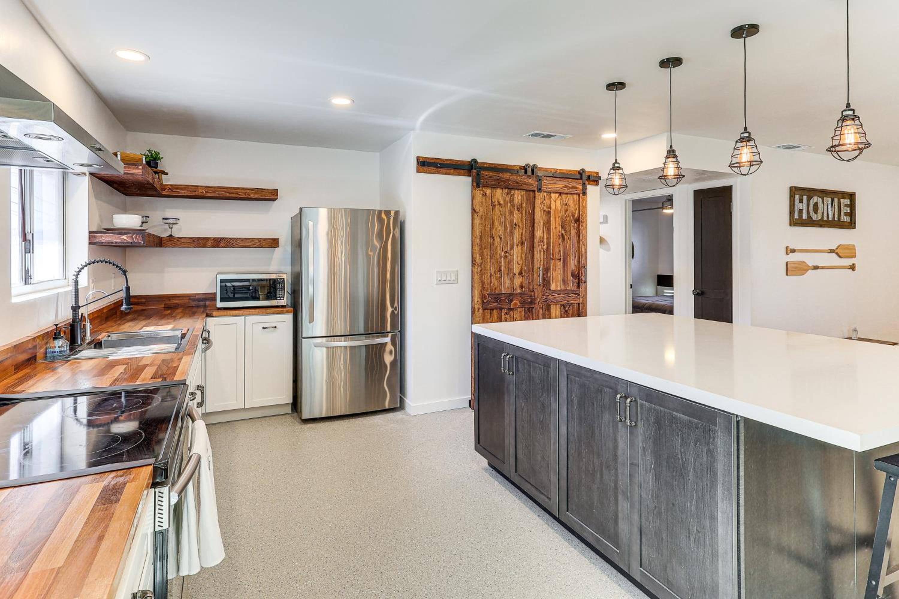 3 Mi to London Bridge Sleek Home with Outdoor Haven