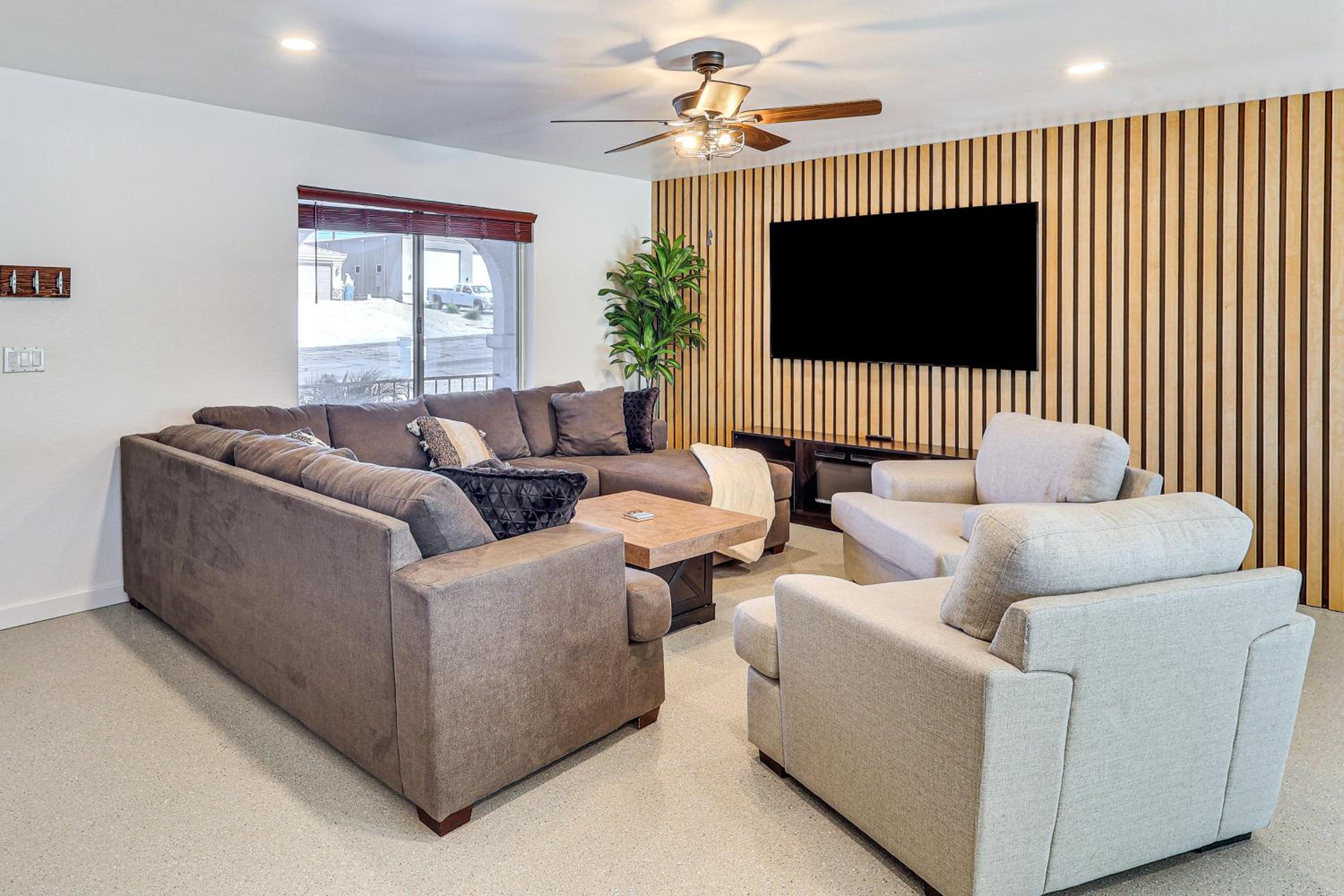 3 Mi to London Bridge Sleek Home with Outdoor Haven