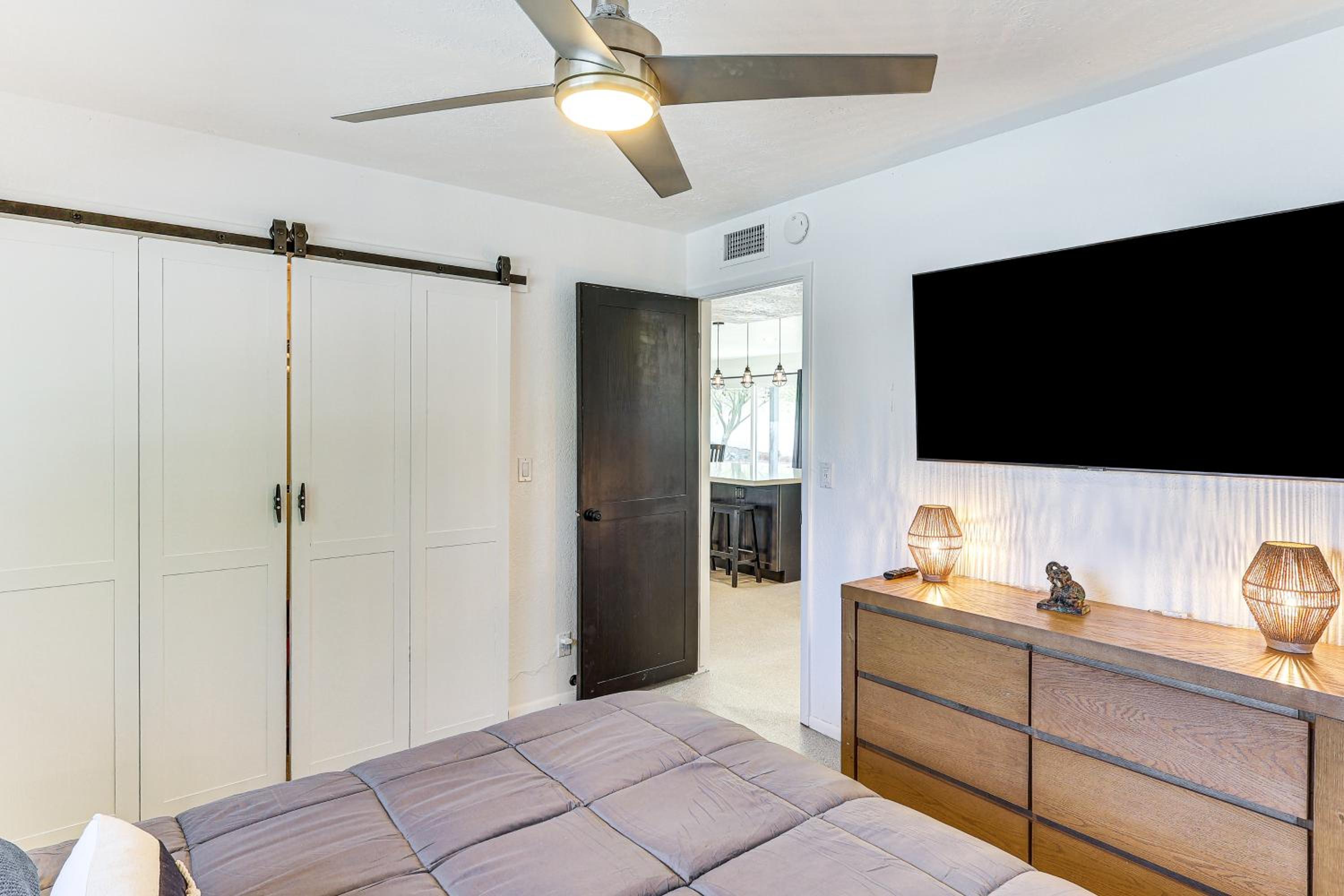 3 Mi to London Bridge Sleek Home with Outdoor Haven