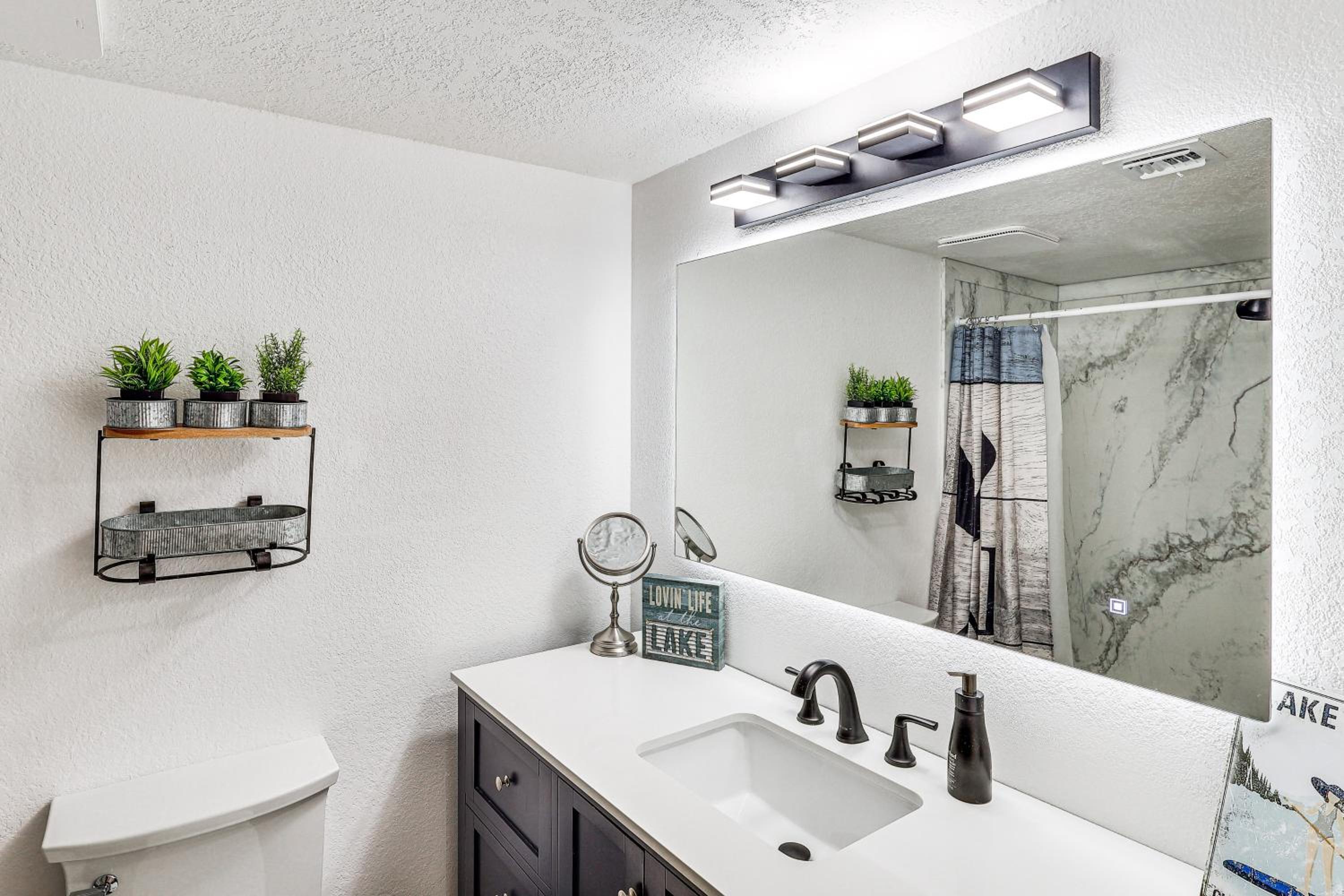 3 Mi to London Bridge Sleek Home with Outdoor Haven
