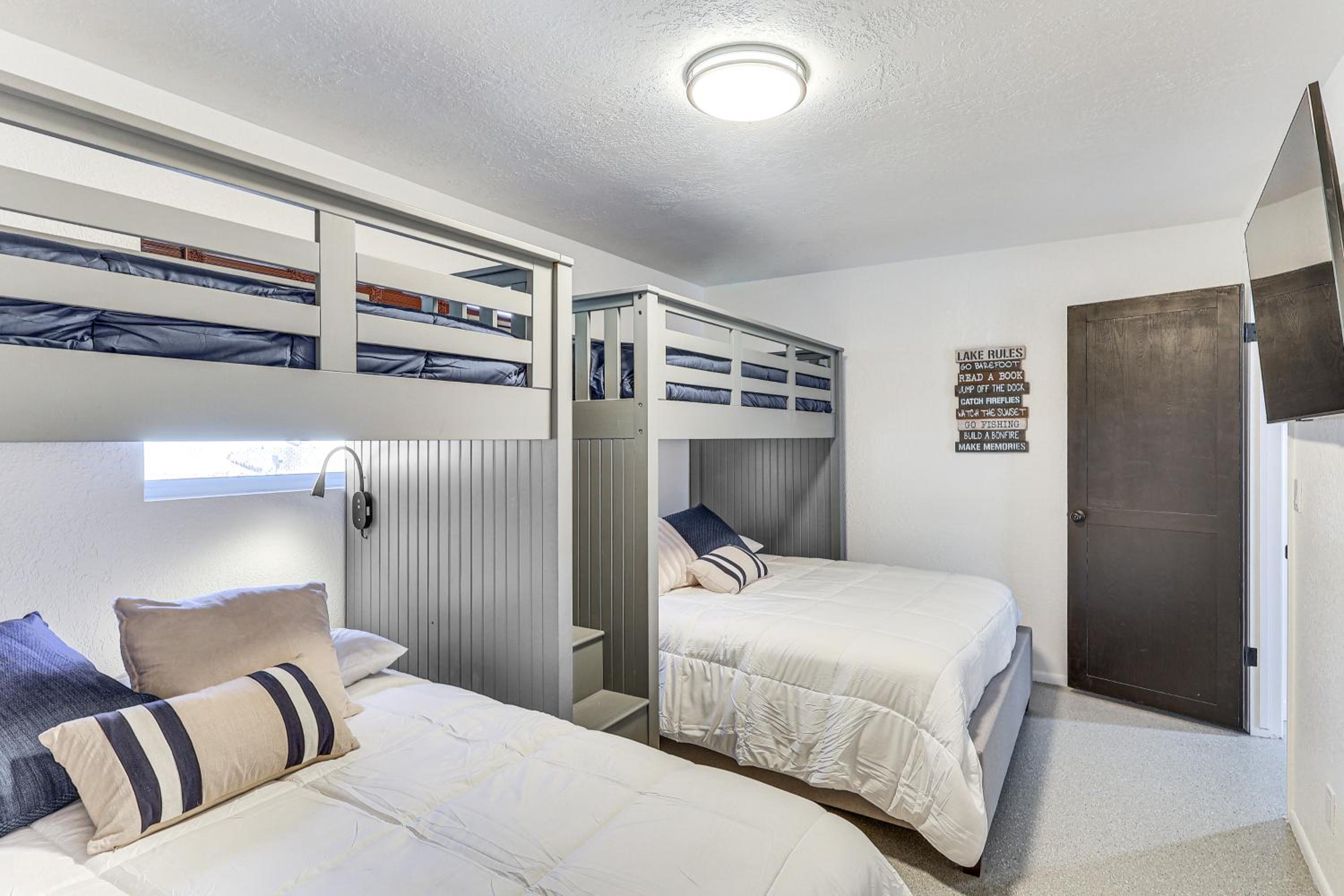 3 Mi to London Bridge Sleek Home with Outdoor Haven