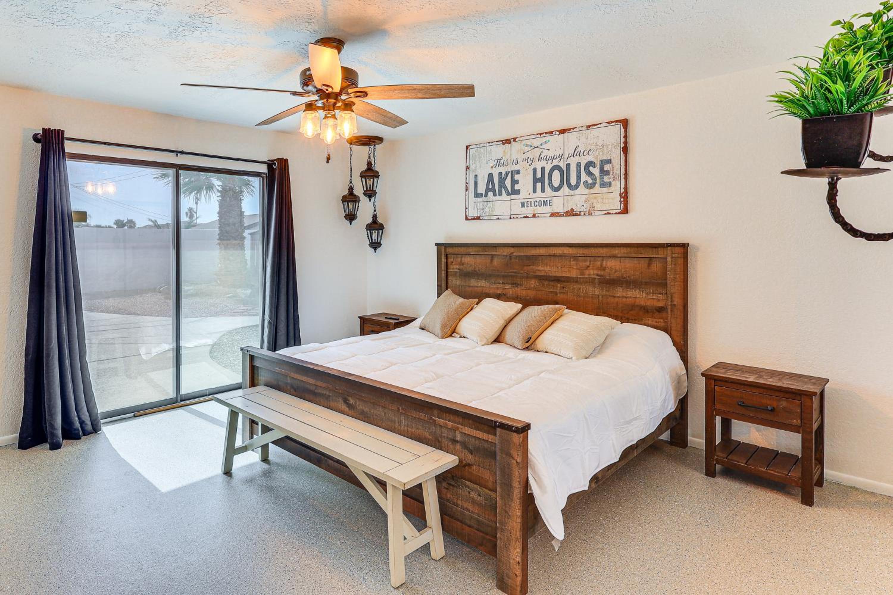 3 Mi to London Bridge Sleek Home with Outdoor Haven