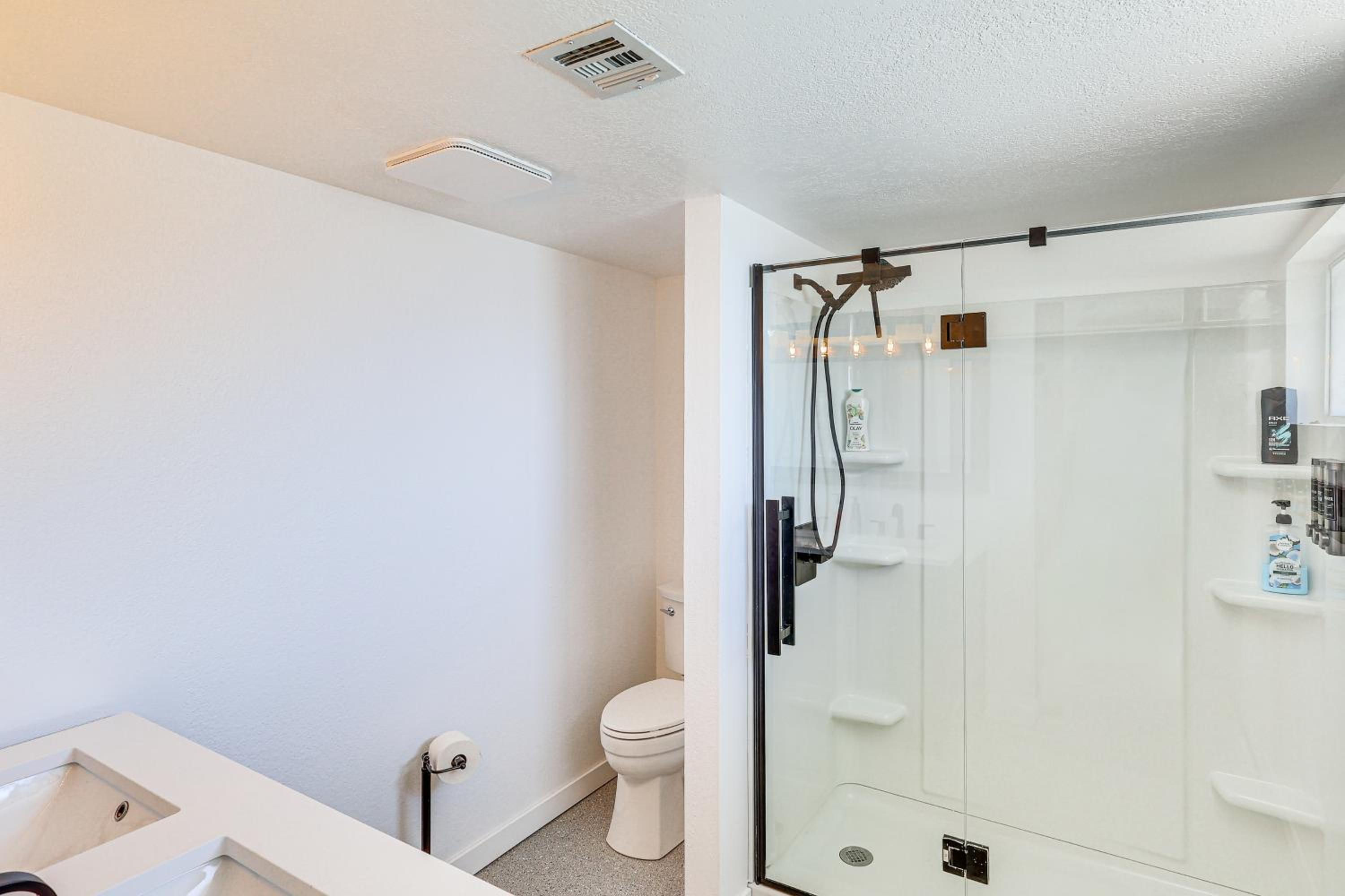 3 Mi to London Bridge Sleek Home with Outdoor Haven