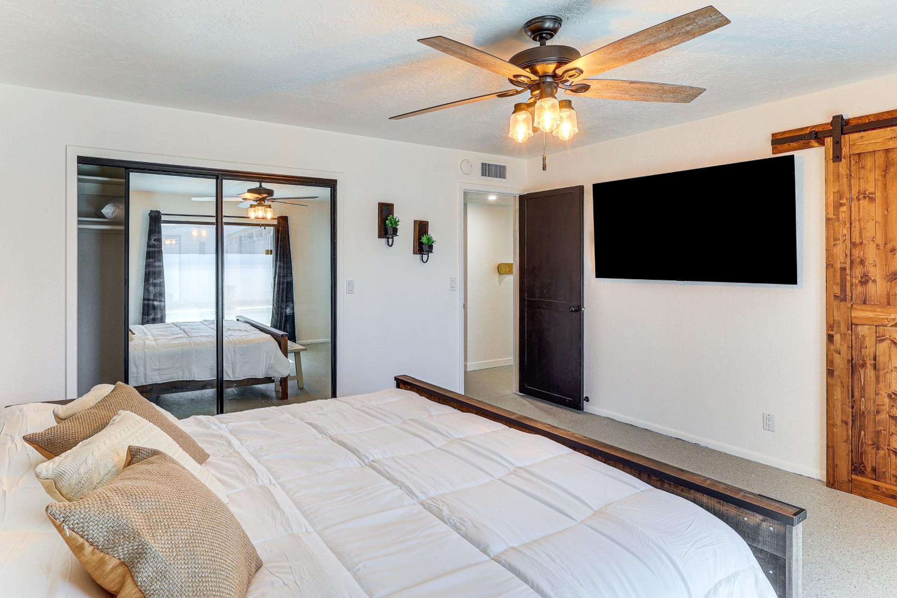 3 Mi to London Bridge Sleek Home with Outdoor Haven