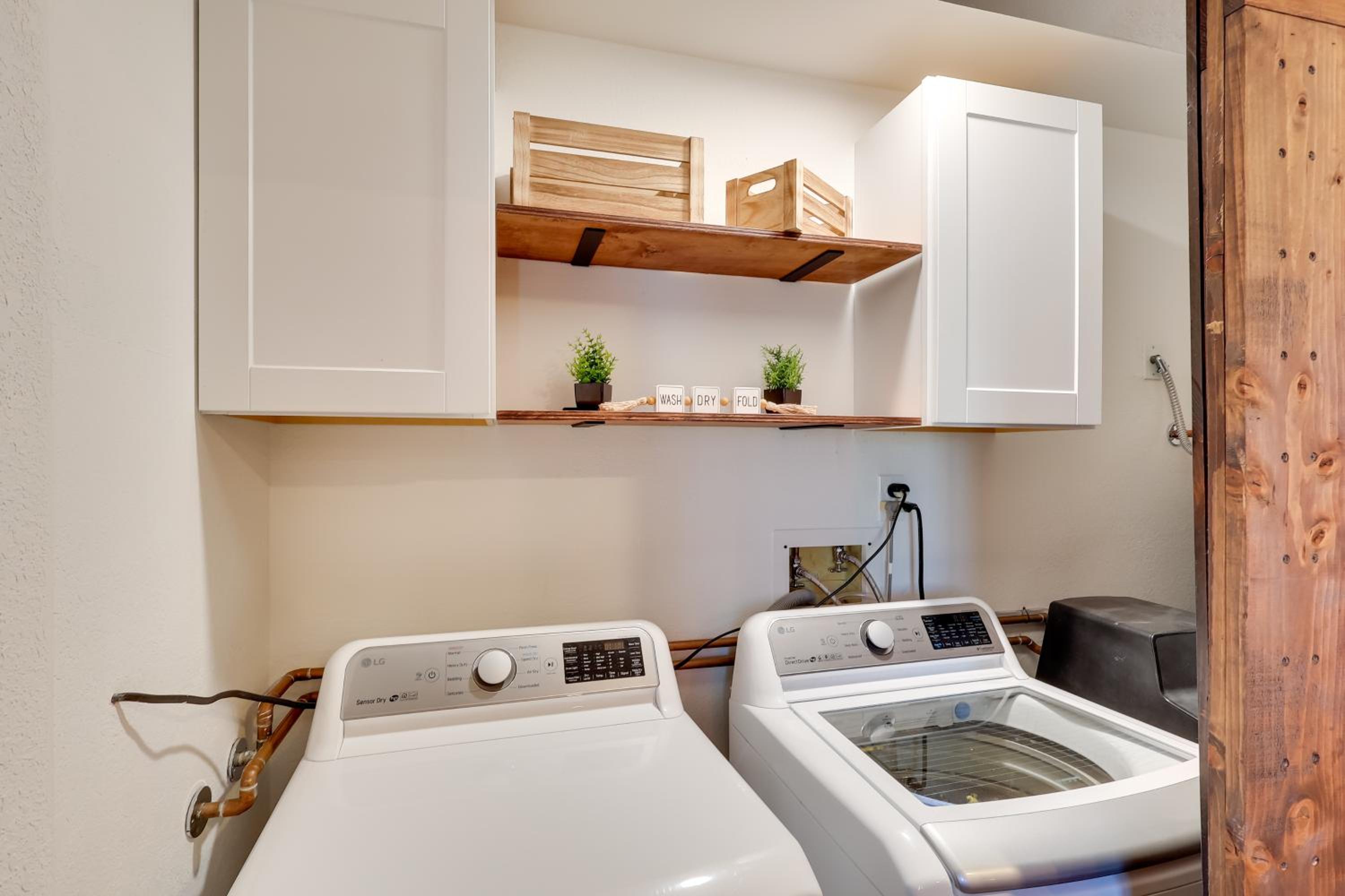 3 Mi to London Bridge Sleek Home with Outdoor Haven