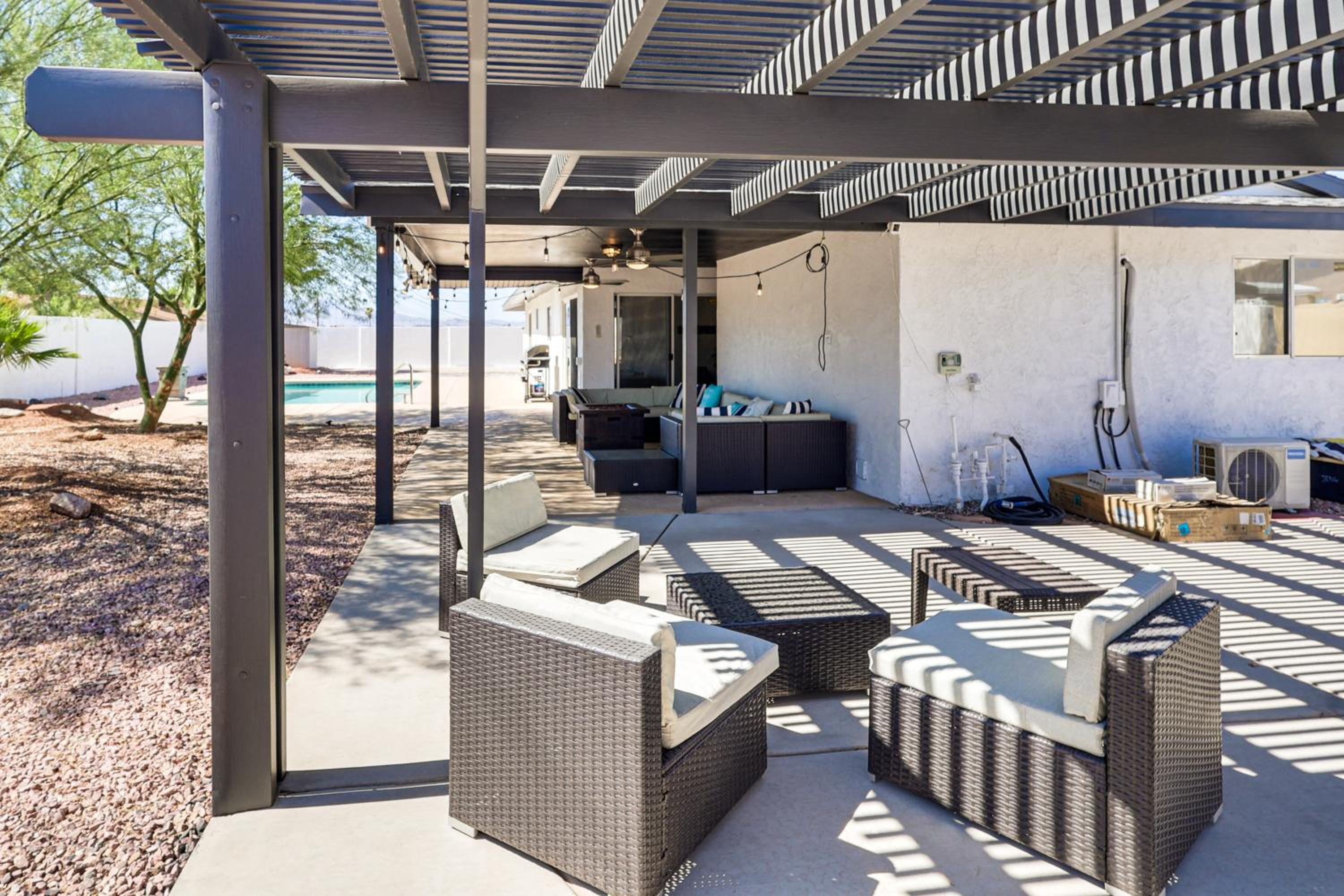 3 Mi to London Bridge Sleek Home with Outdoor Haven