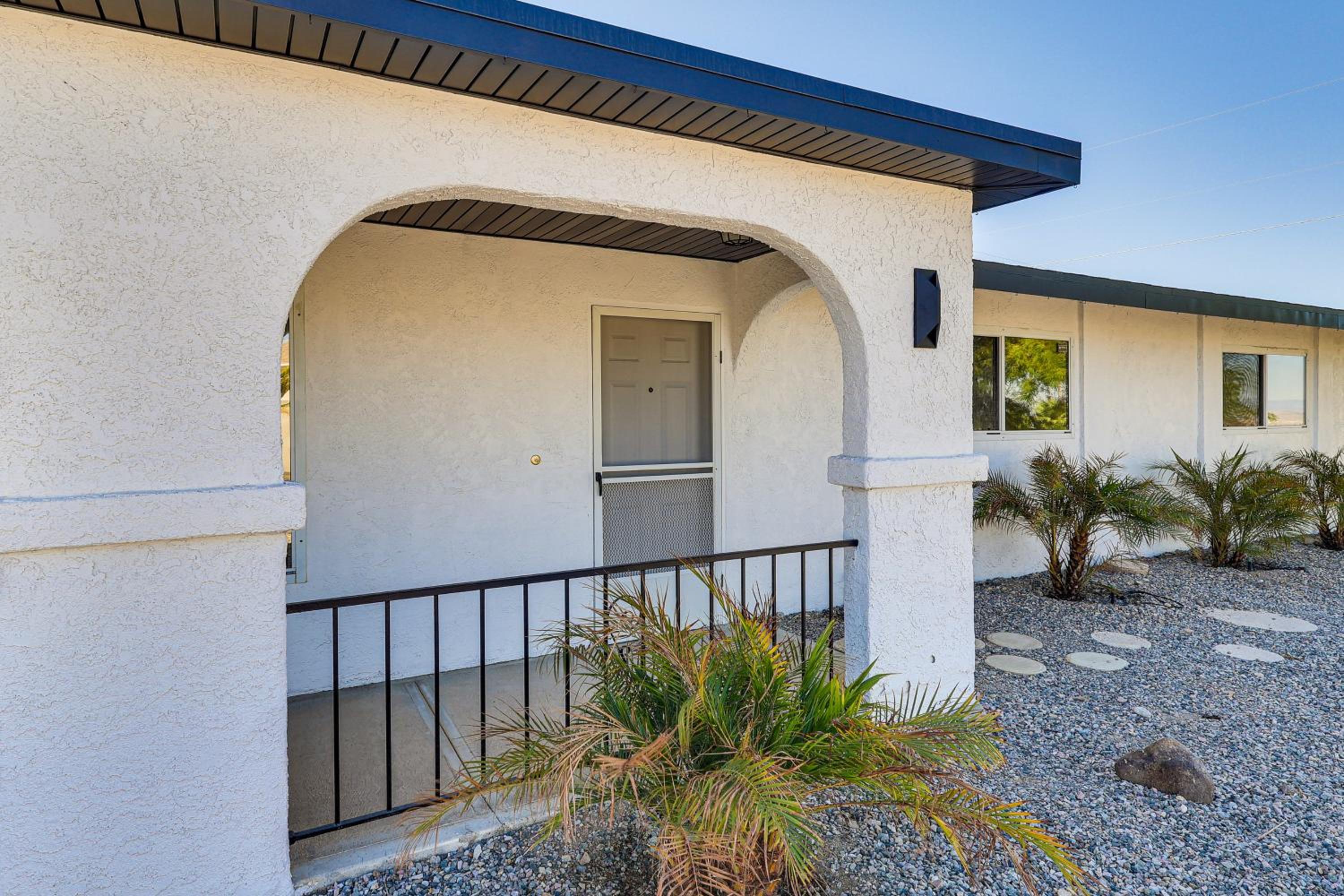 3 Mi to London Bridge Sleek Home with Outdoor Haven